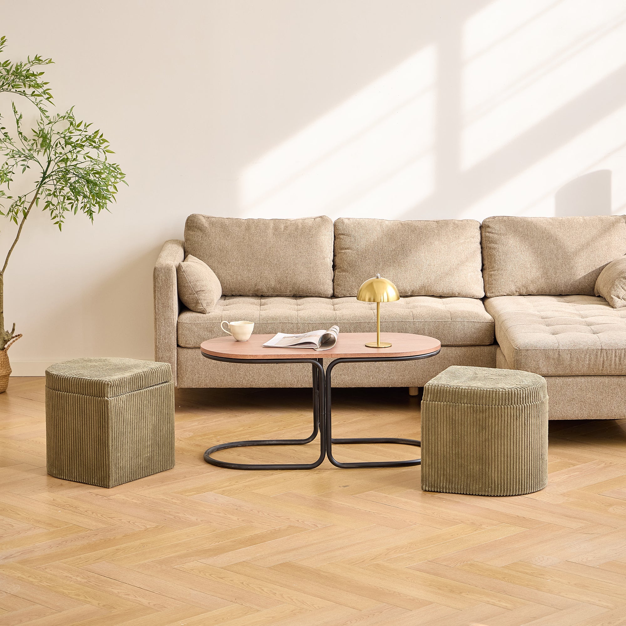 SENJA – Zestaw składający się z drewnianego stolika kawowego i 2 pufów z zielonego sztruksu