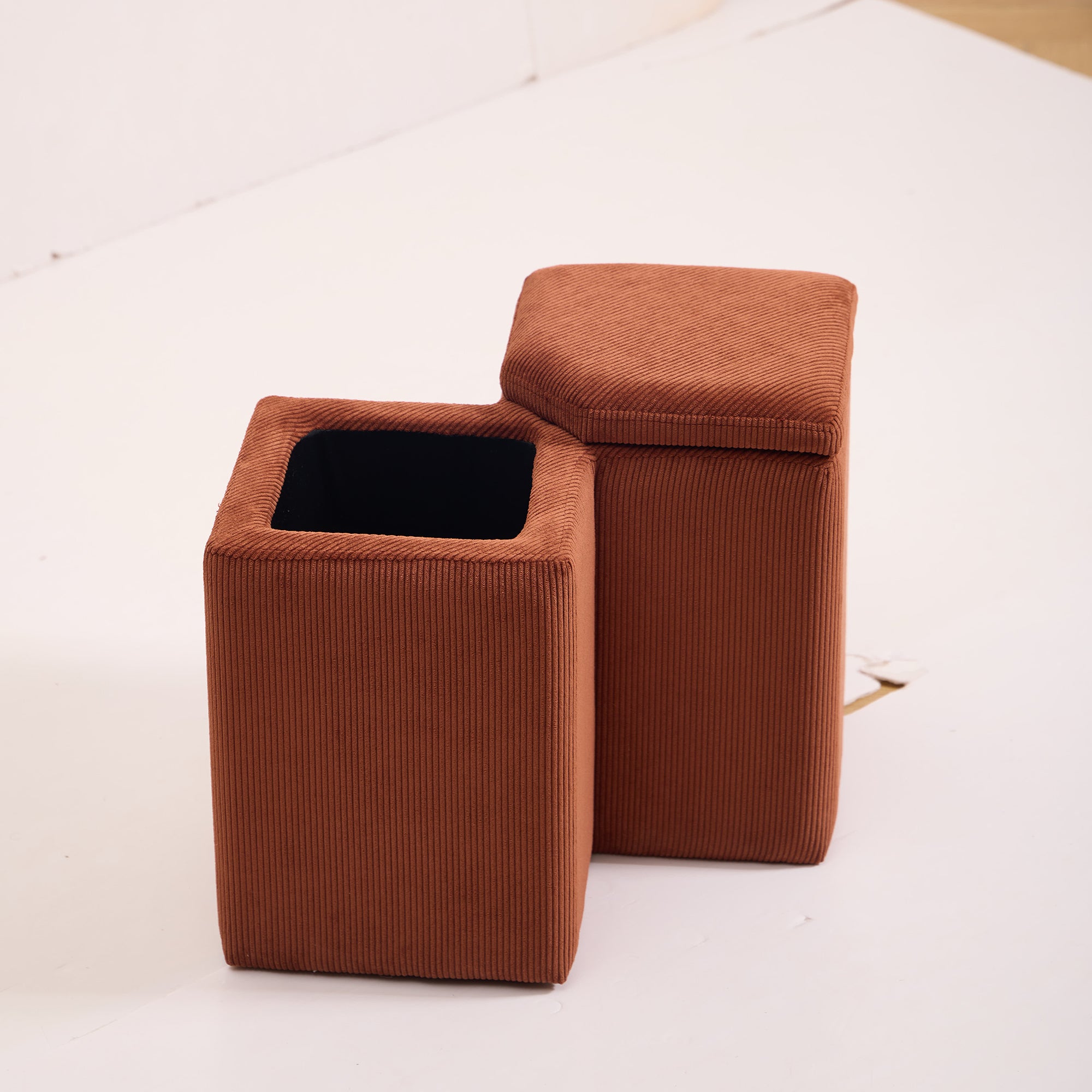 DIPOLOG – pufa salonowa z schowkiem, wykonana z sztruksu w kolorze terakoty