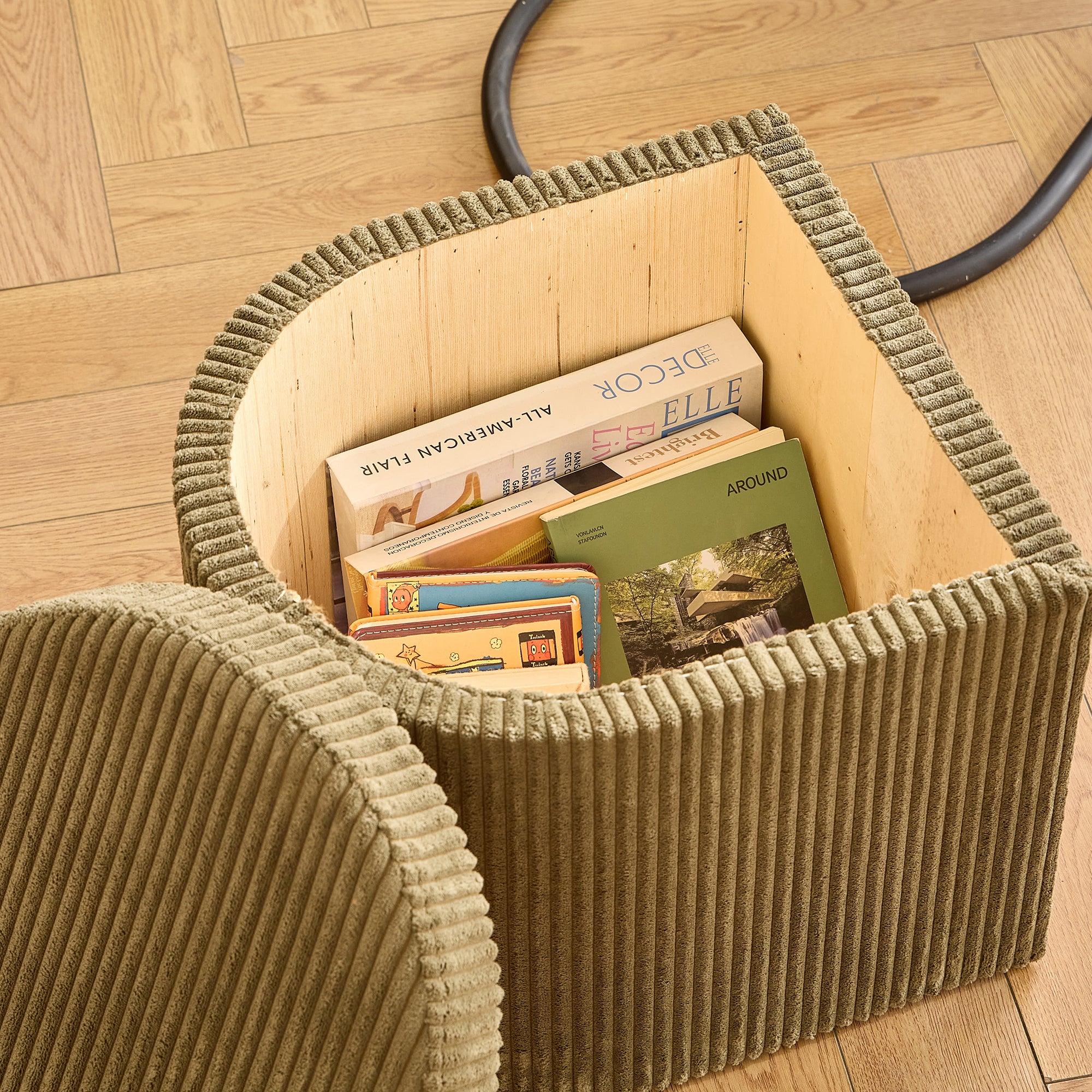 SENJA – Zestaw składający się z drewnianego stolika kawowego i 2 pufów z zielonego sztruksu