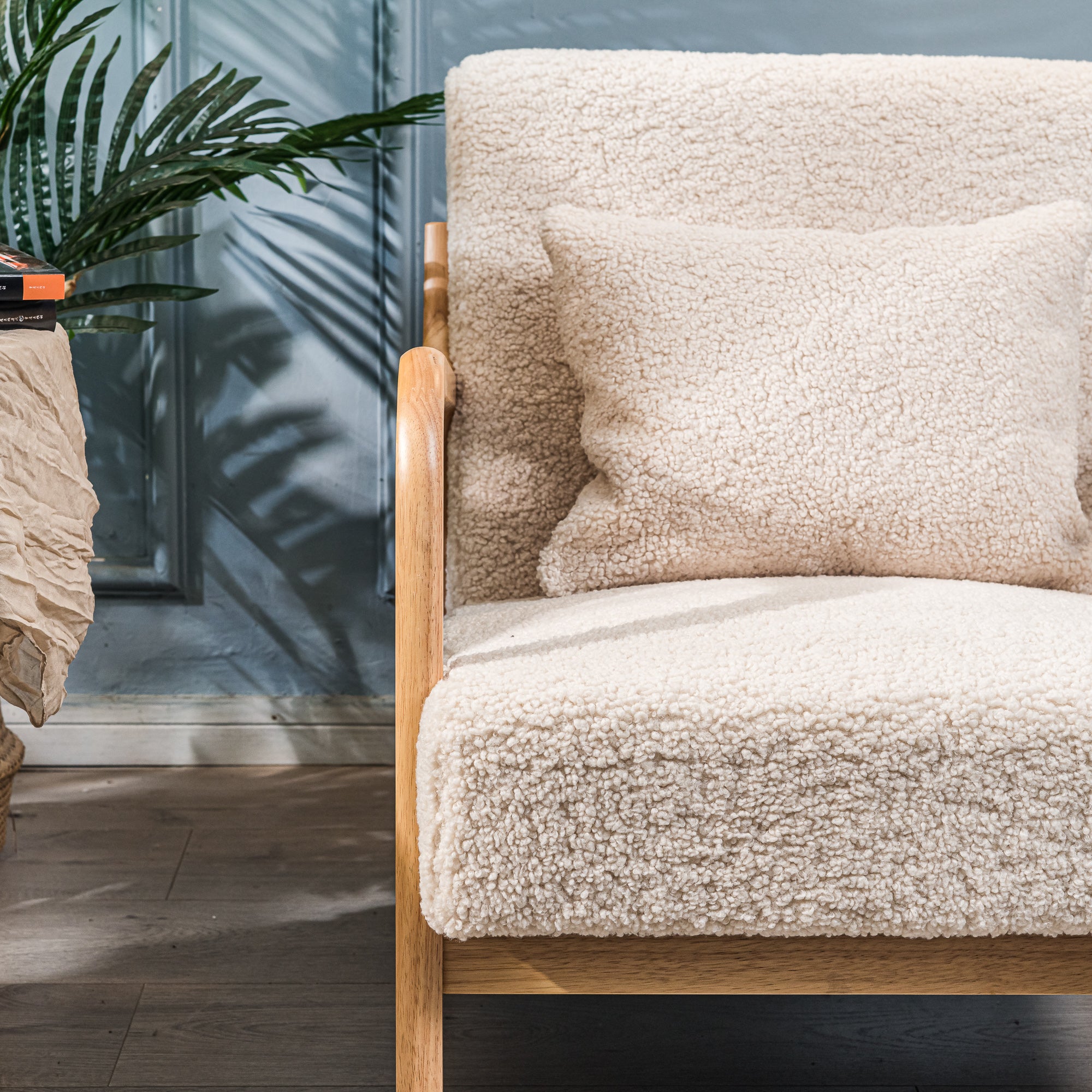 Fotel salonowy z litego drewna i białymi pętelkami