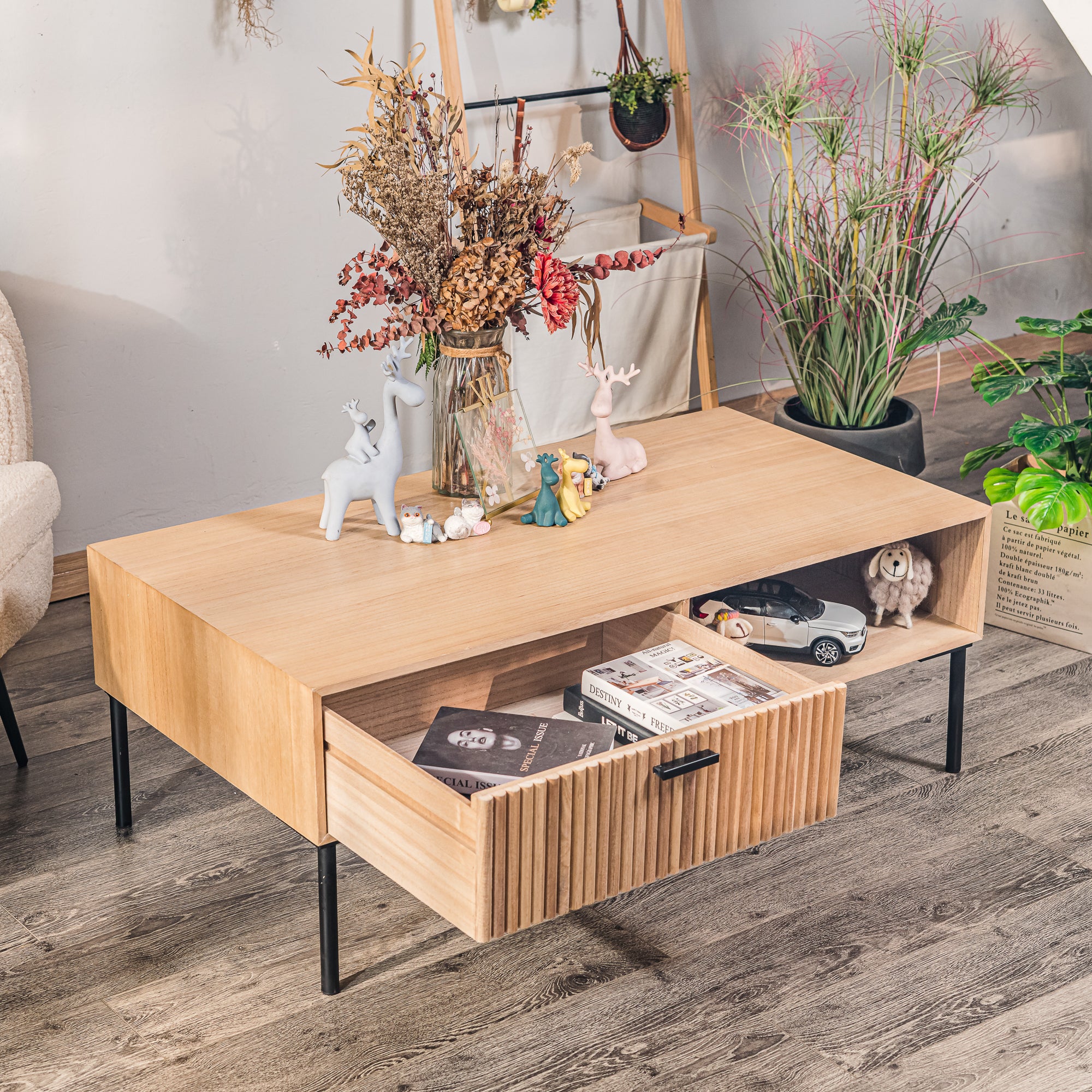 Stolik kawowy z litego drewna i metalu