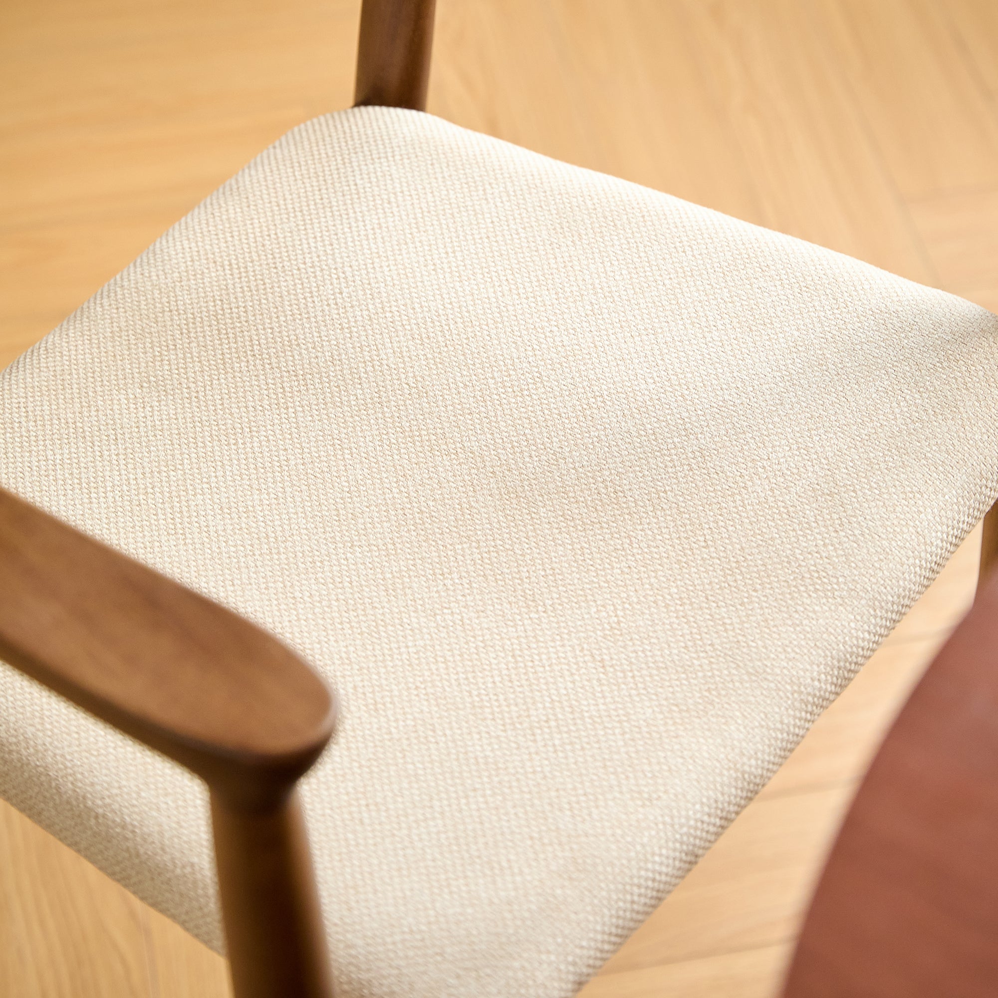 CORDOBA – Zestaw 2 krzeseł do jadalni z ciemnego drewna i beżowej tkaniny