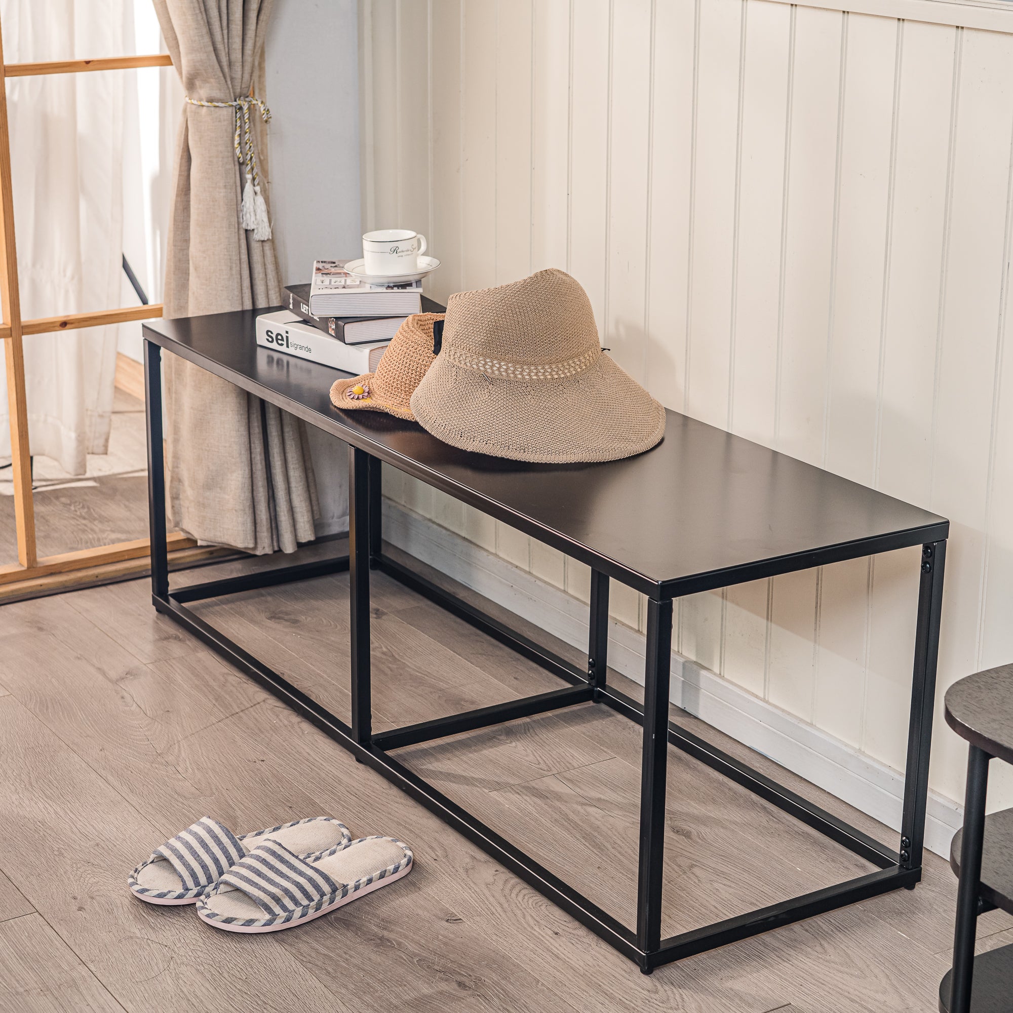 Czarna metalowa ławka przemysłowa