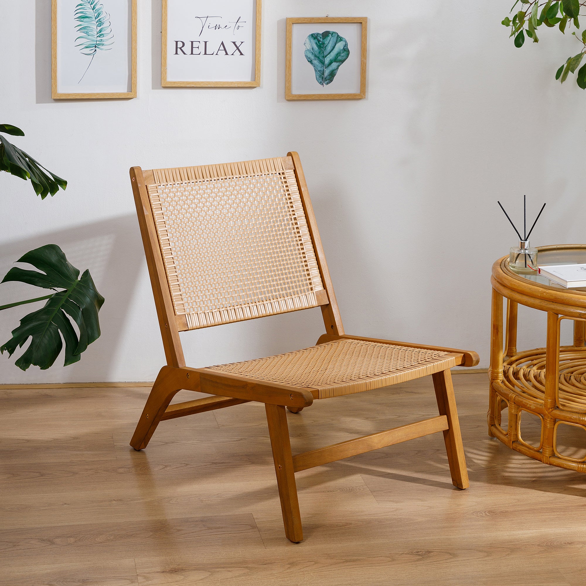 AGUILARES – Fotel do wnętrz i na zewnątrz z litego drewna akacjowego i rattanowego