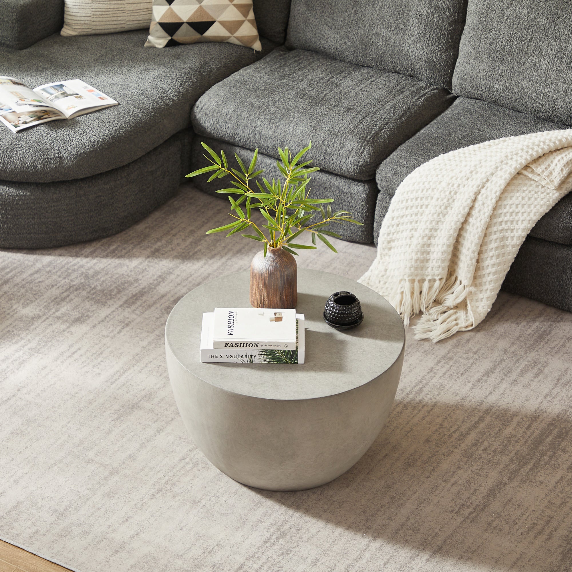 PARNU – stolik kawowy do wnętrz i na zewnątrz z szarego magnezytu