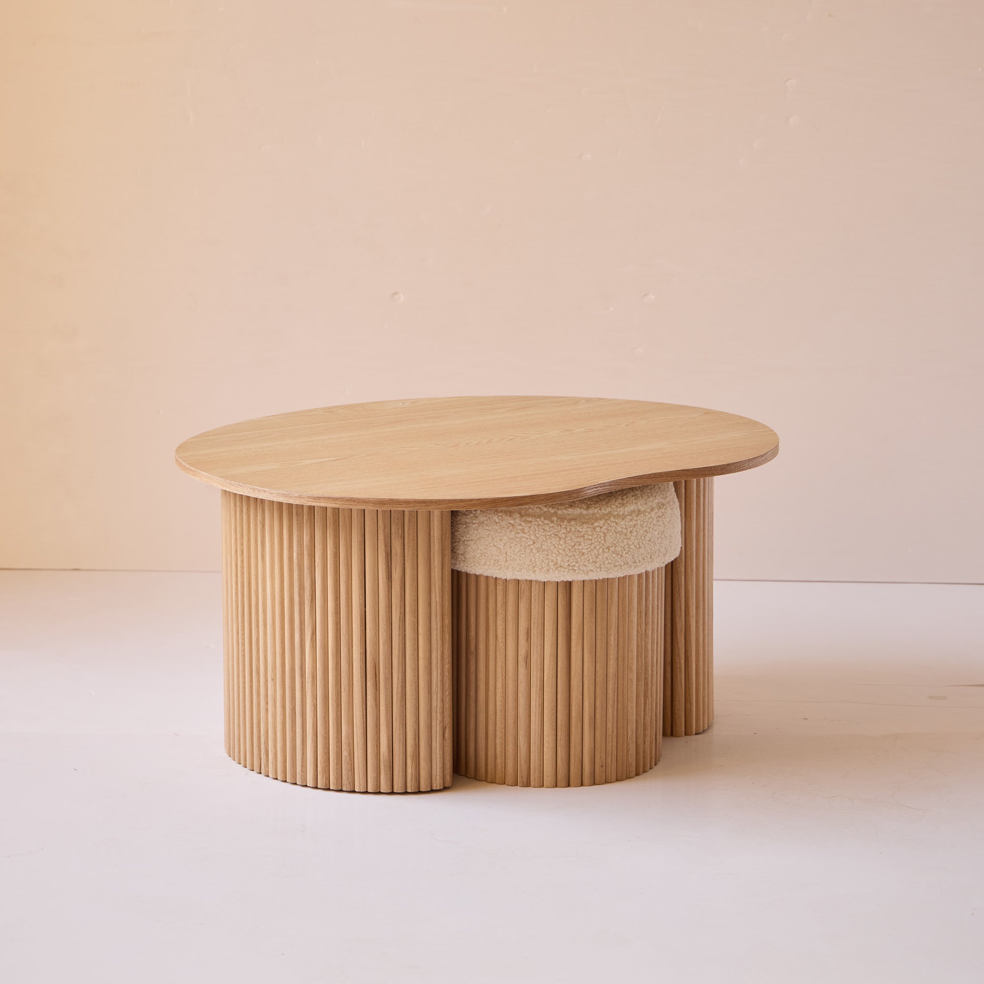 ARVIKA – Zestaw składający się z drewnianego stolika kawowego i 2 puf w białym kolorze z pętelkami