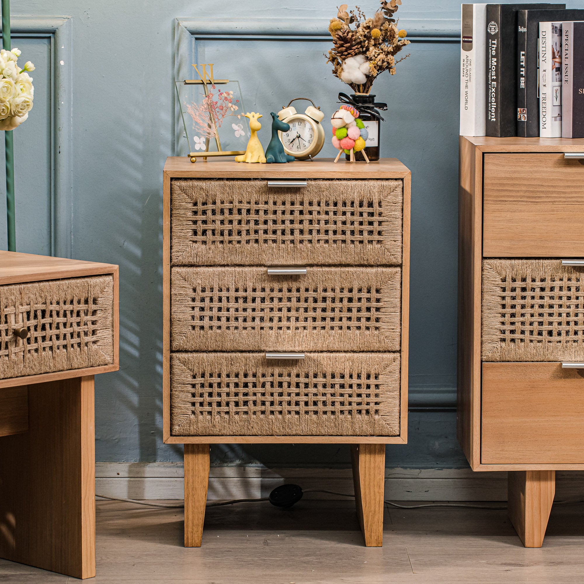 Komoda z 3 szufladami, wykonana z drewna i naturalnego sznurka