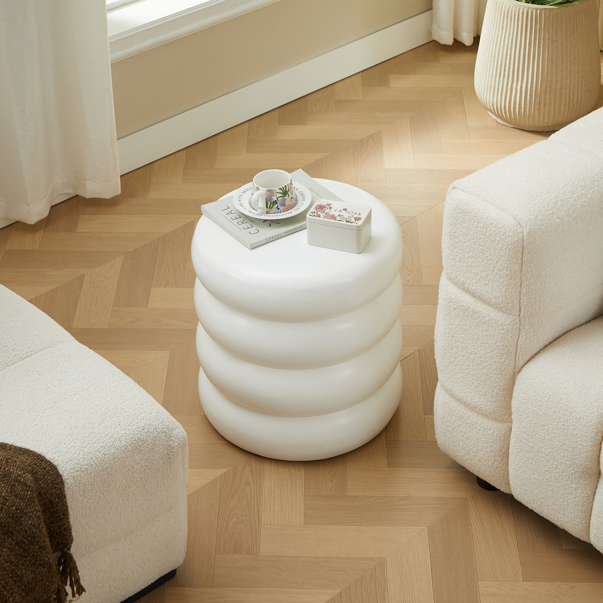 LOKKA – stolik pomocniczy do kanapy, do użytku wewnątrz i na zewnątrz, z białego magnezytu