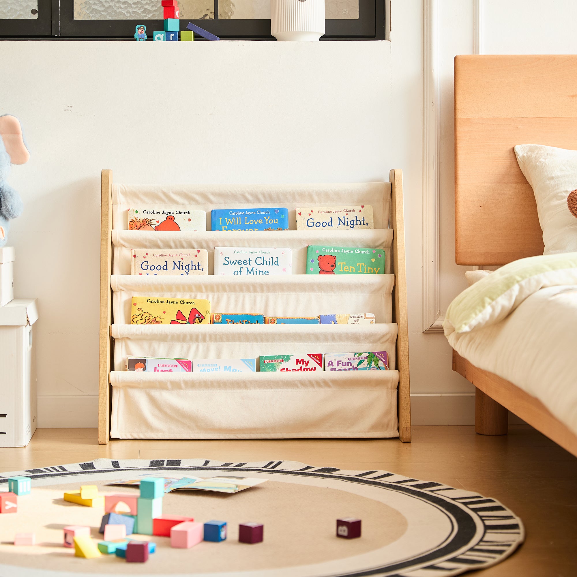 BILLUND – Regał na książki dla dzieci, wykonany z drewna i tkaniny