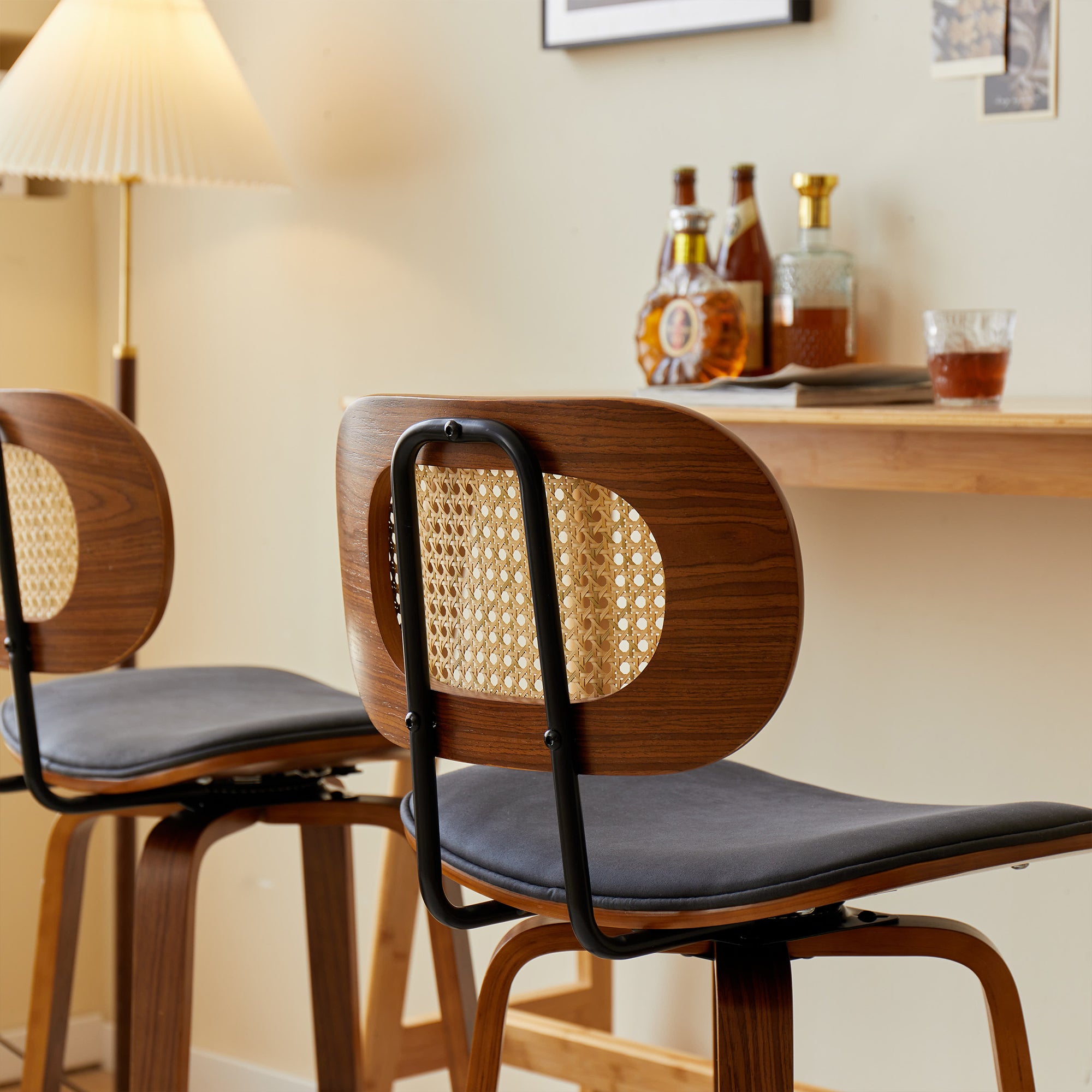 ALESUND – Zestaw 2 stołków barowych z litego drewna i czarnej plecionki