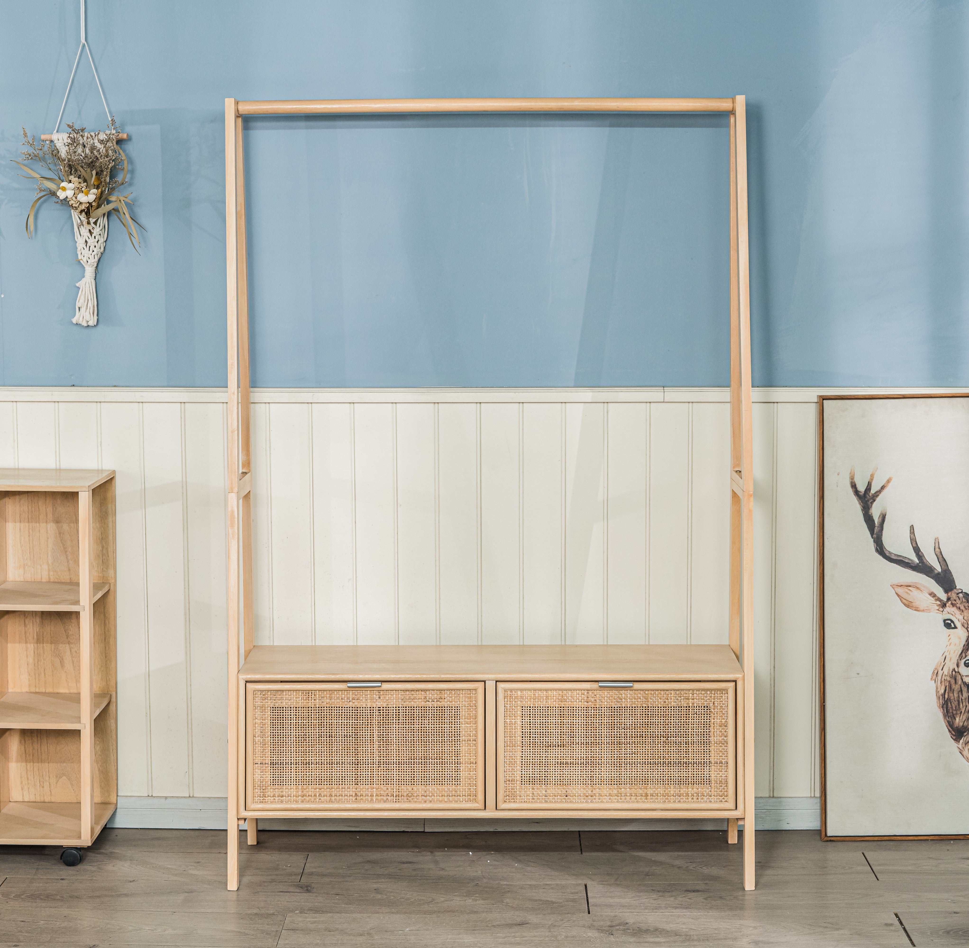 TURKU – Wieszak na ubrania z litego drewna i rattanu