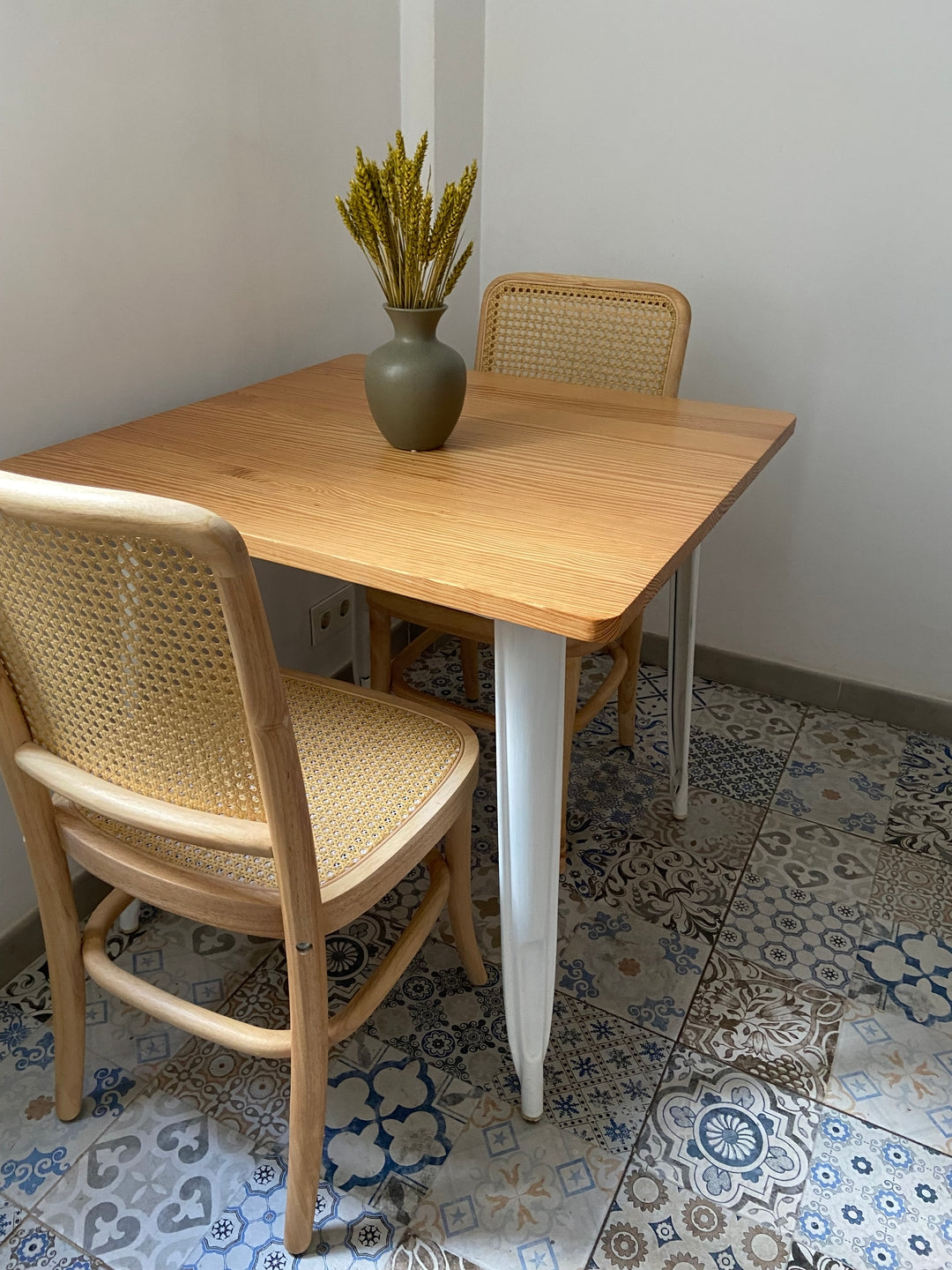 Zestaw 2 krzeseł z litego drewna i naturalnego rattanu