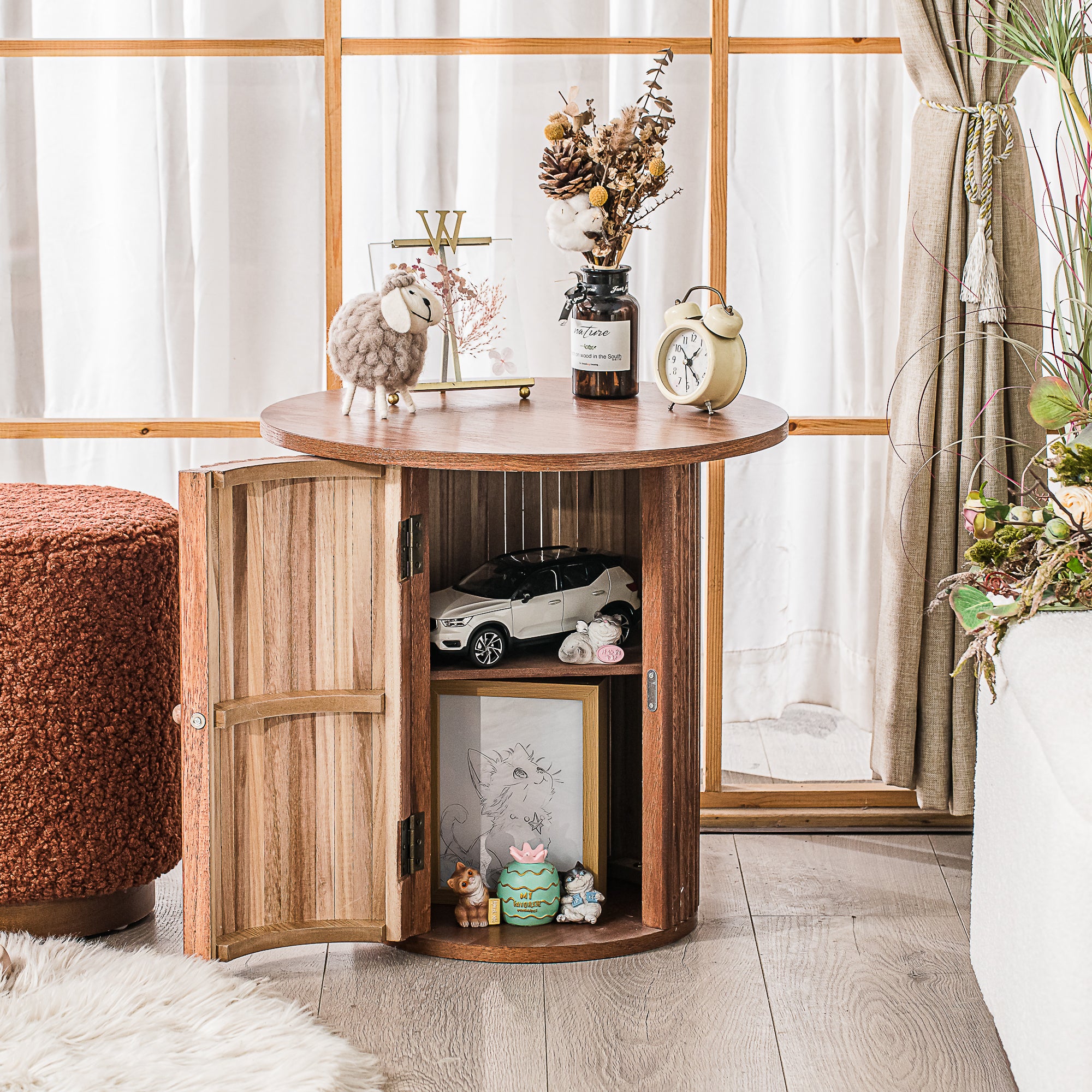 TRINIDAD – stolik pomocniczy z litego drewna w wykończeniu orzechowym