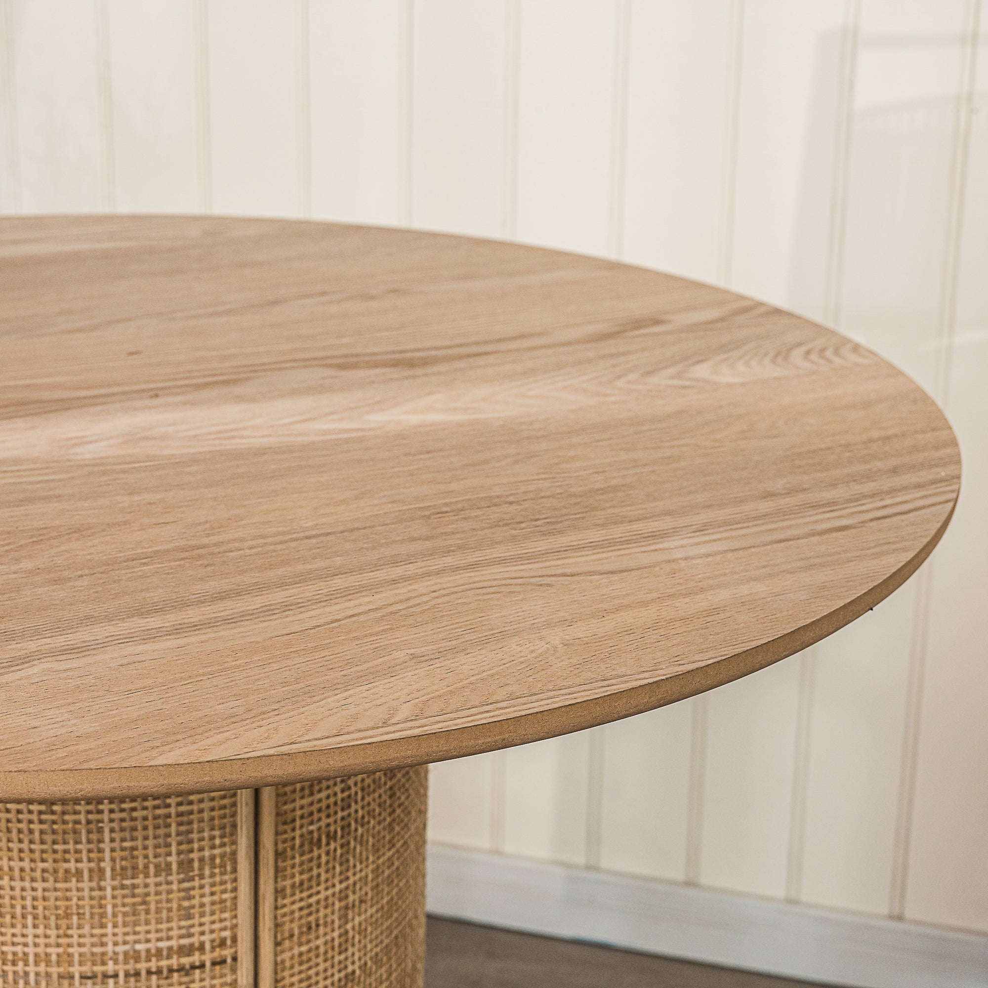 HAVANA – Okrągły stół do jadalni dla 4 osób, wykonany z litego drewna sosnowego i rattanuØ 90 cm