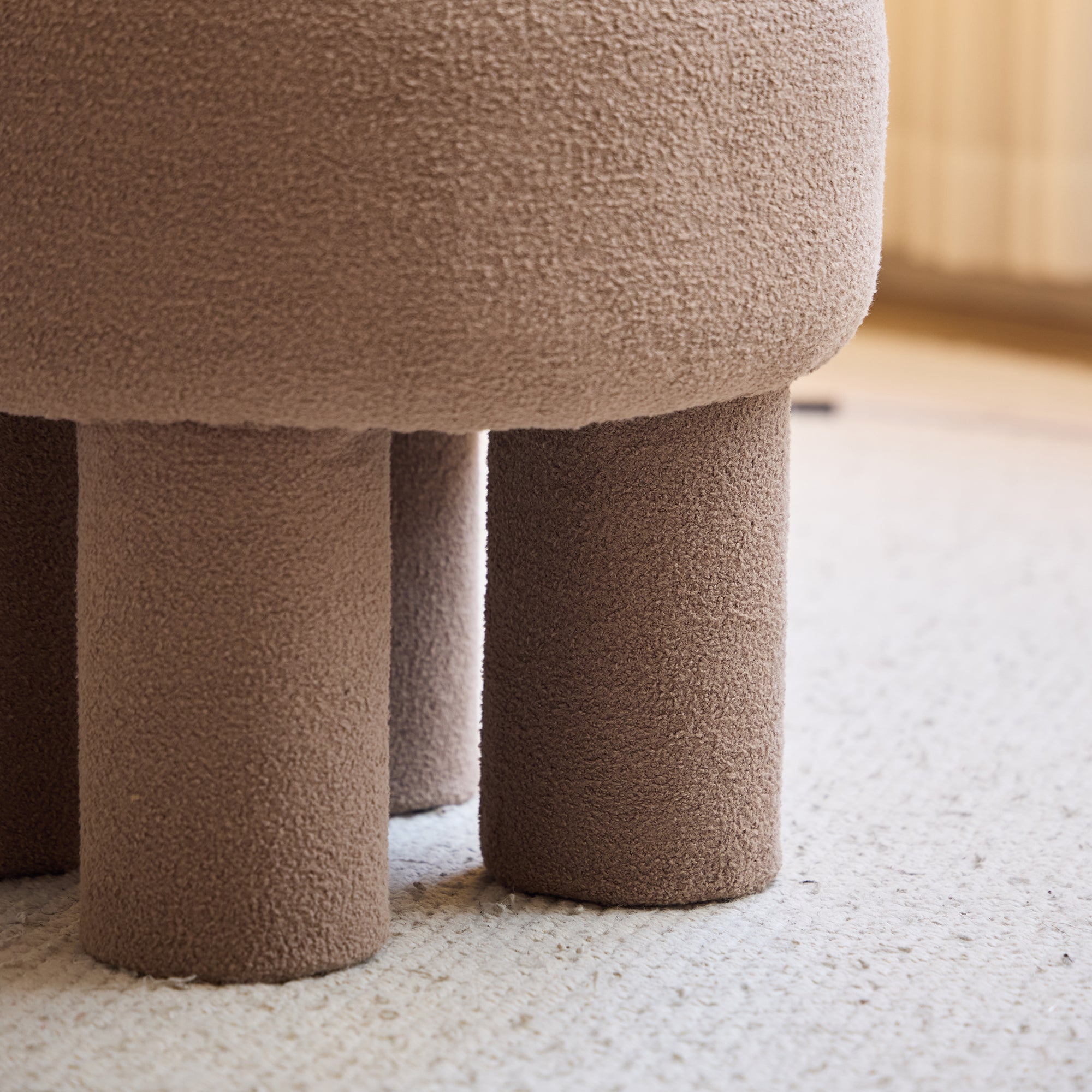 AHRUS – Skandynawska pufa salonowa z bouclé w kolorze taupe