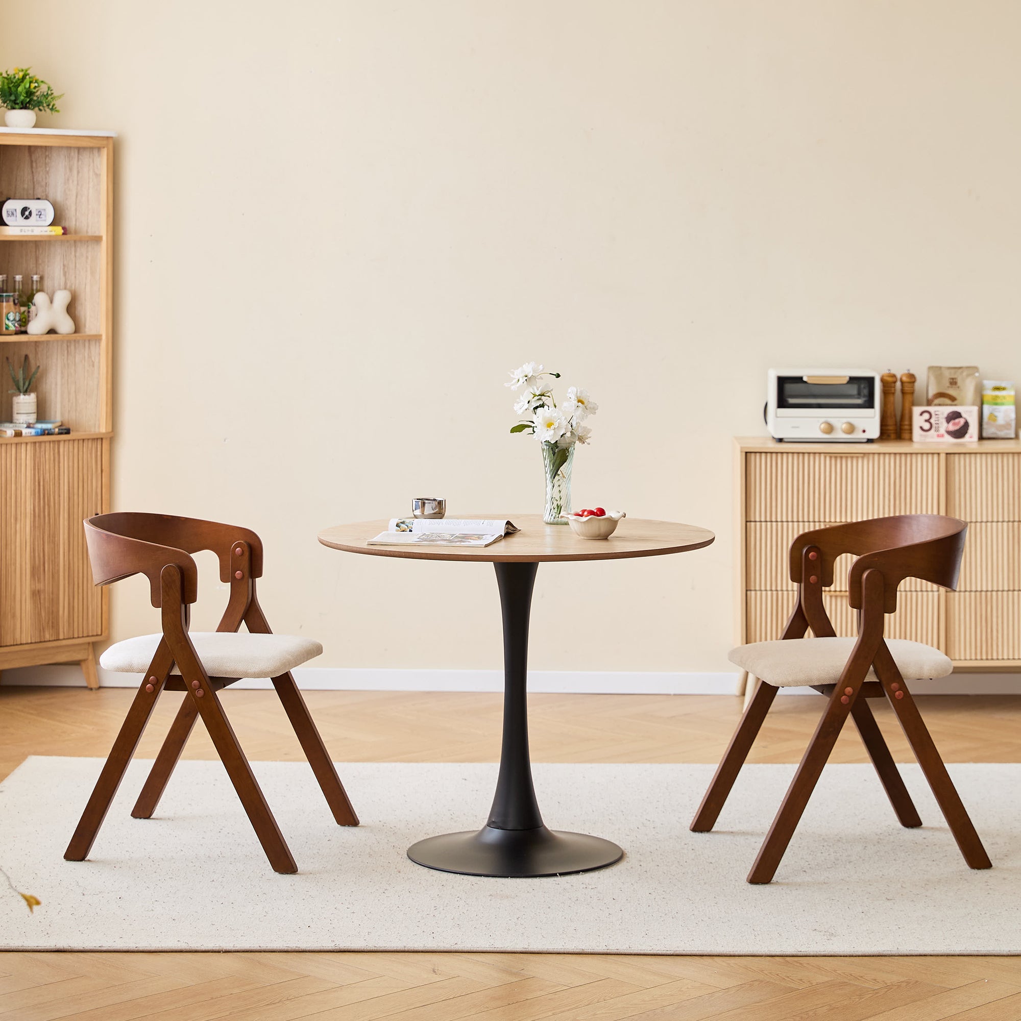 PORI – Zestaw 2 krzeseł do jadalni z drewna orzechowego i beżowej tkaniny