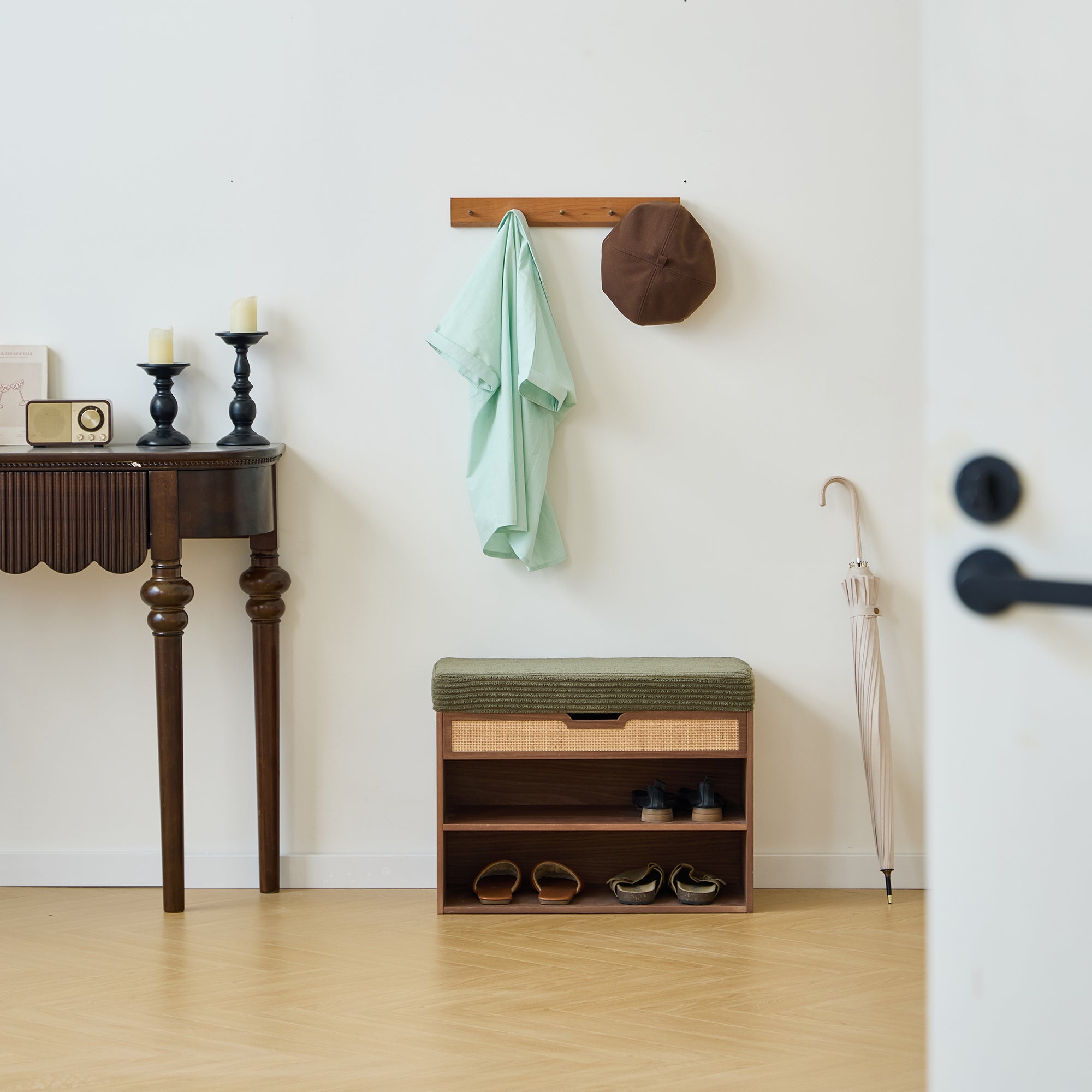 KUBO – Szafka na buty z drewnianym schowkiem i zielonym sztruksem w kolorze khaki