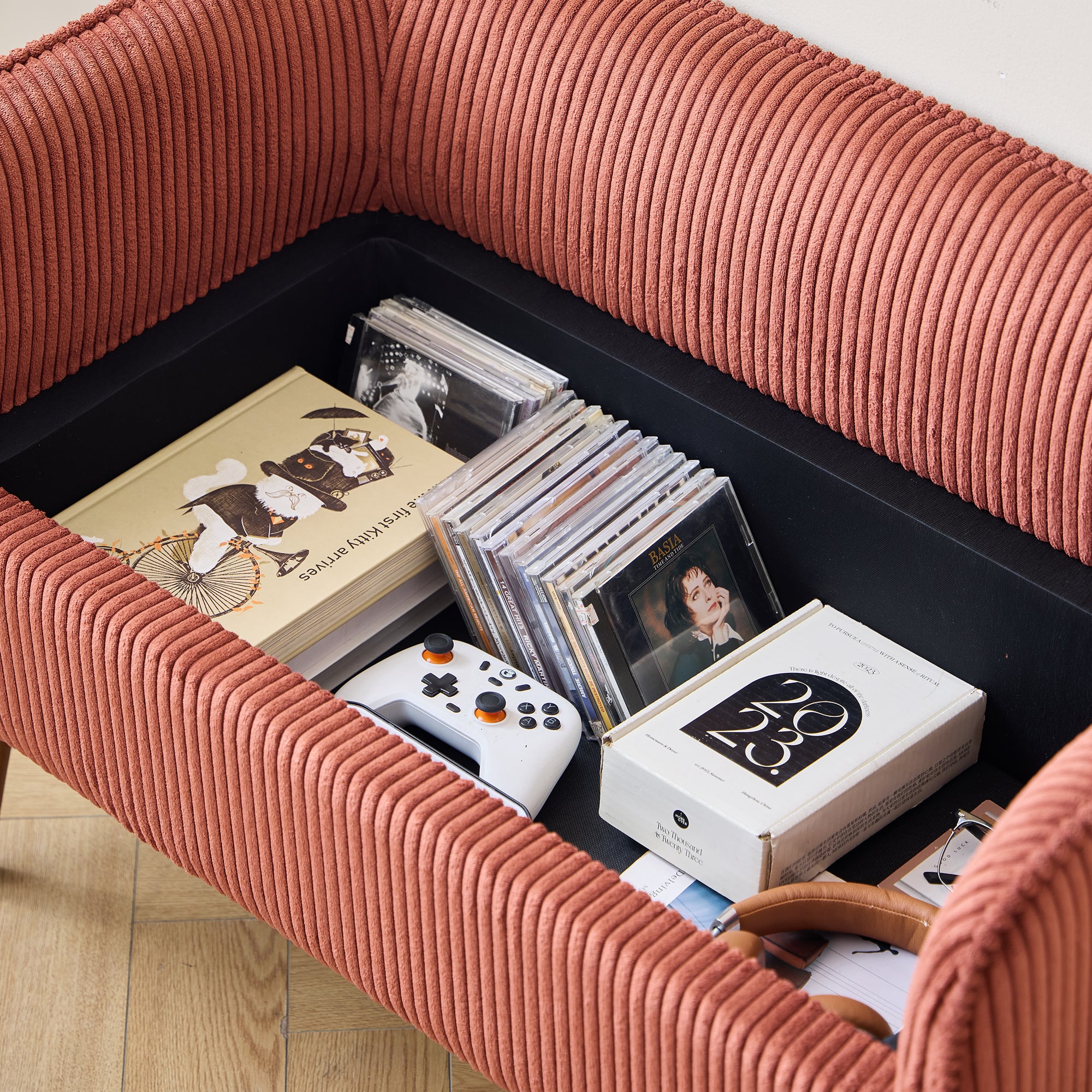 KIRKENES – Ławka z pojemnikiem z drewna i sztruksu w kolorze terakoty