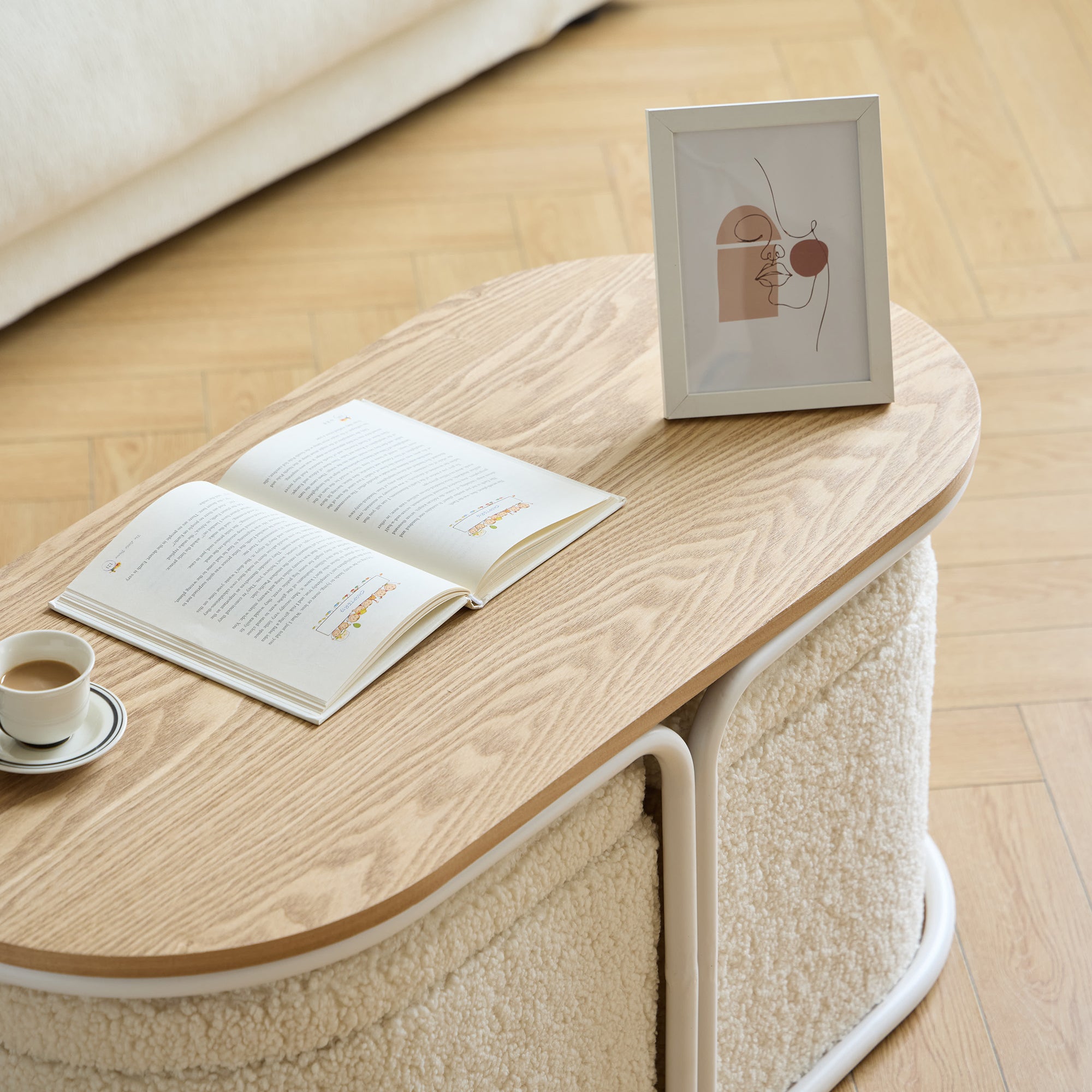 SENJA – Zestaw składający się z drewnianego stolika kawowego i 2 puf w białym kolorze z pętelkami