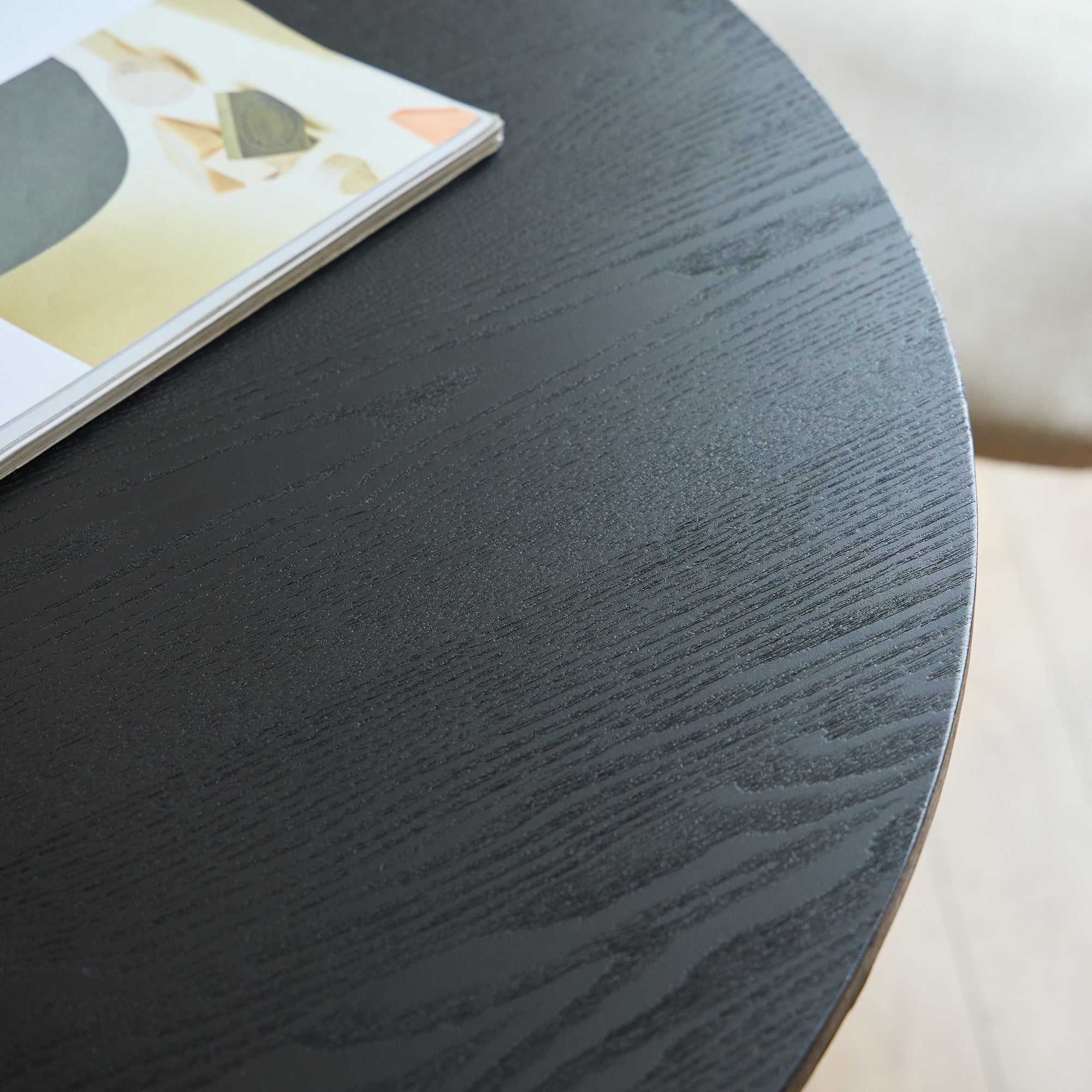 CALI – Okrągły stół do jadalni dla 6 osób, wykonany z czarnego drewna