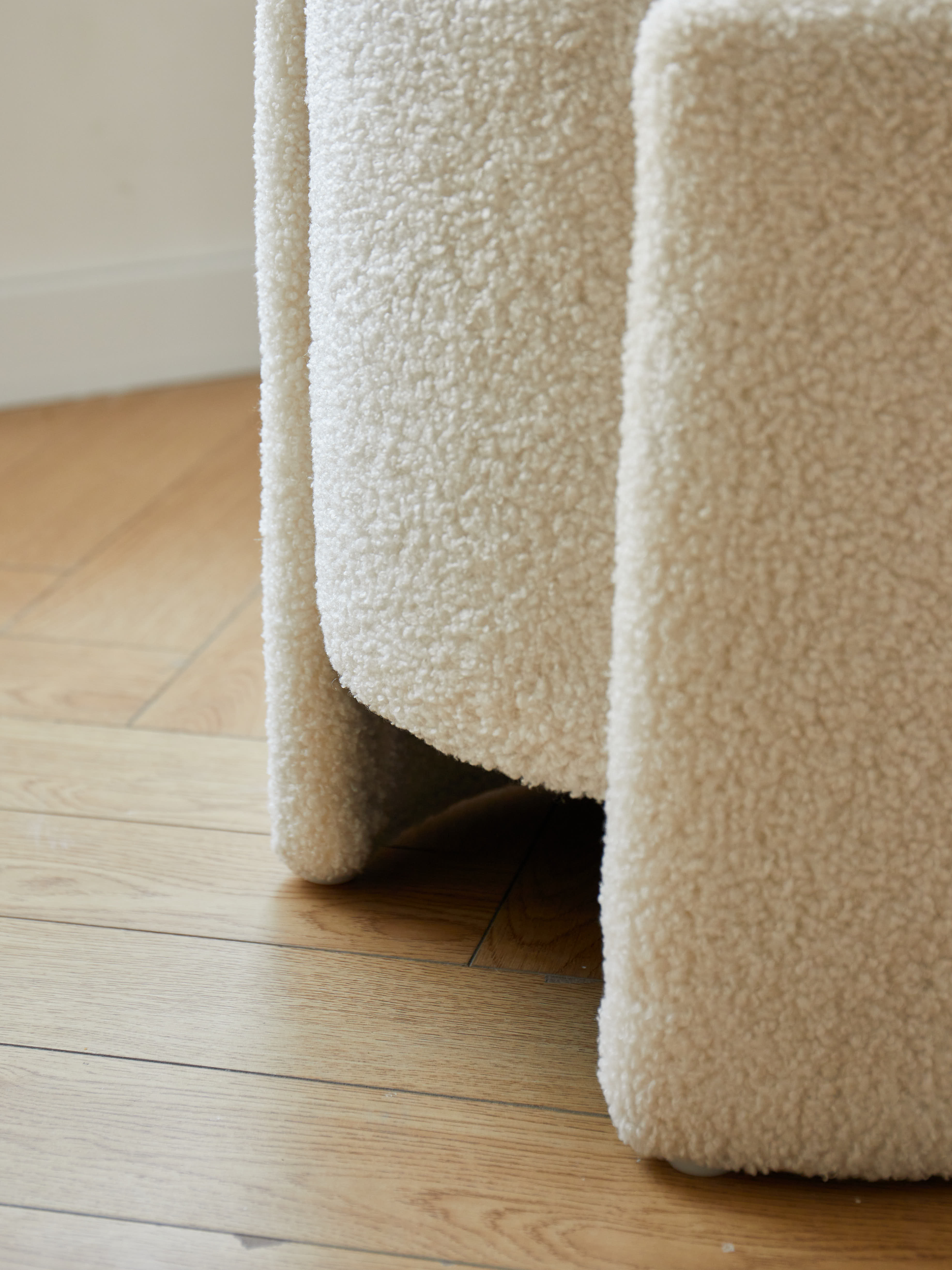 MOSS – Pufa w stylu skandynawskim z białymi pętelkami