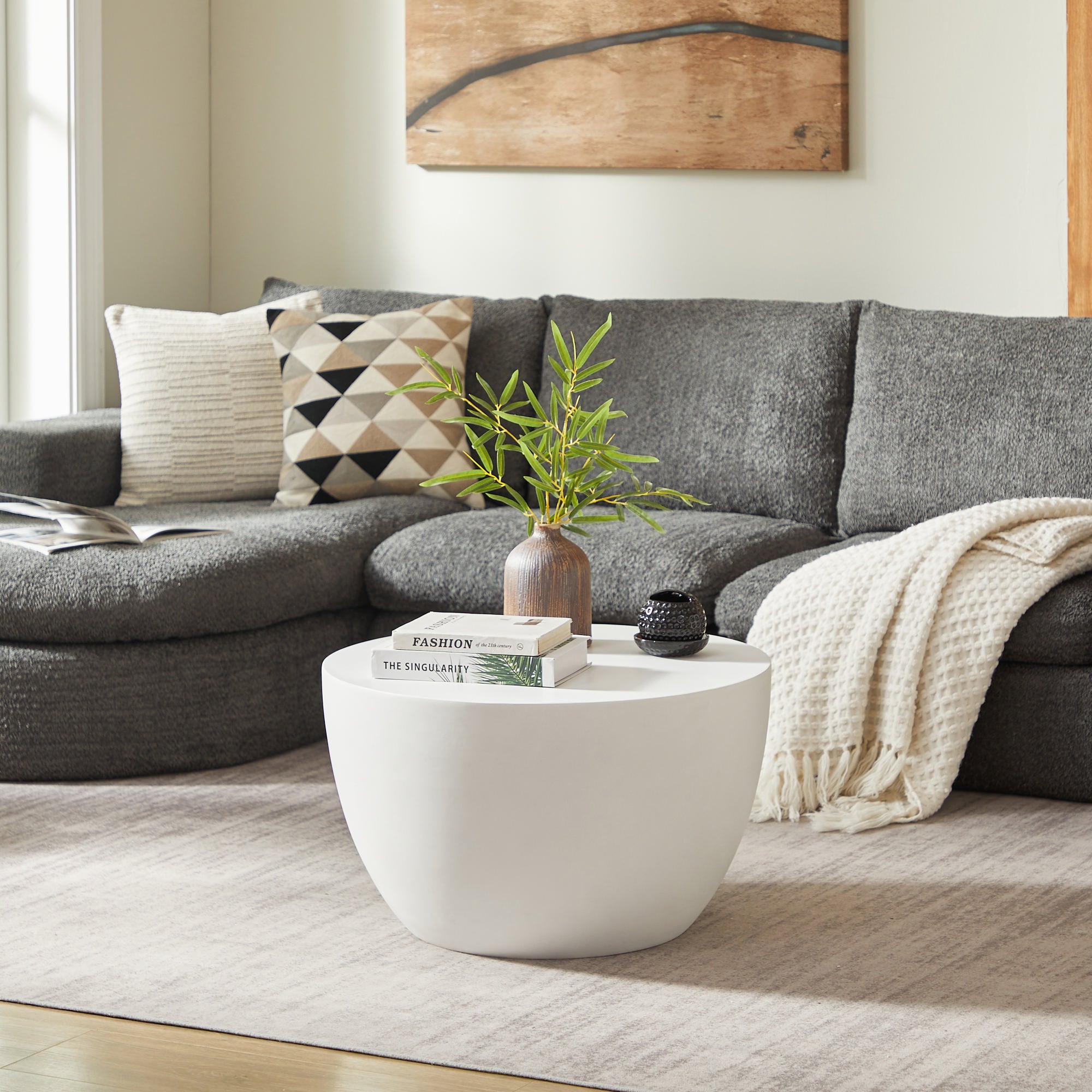 PARNU – stolik kawowy do wnętrz i na zewnątrz z białego magnezytu