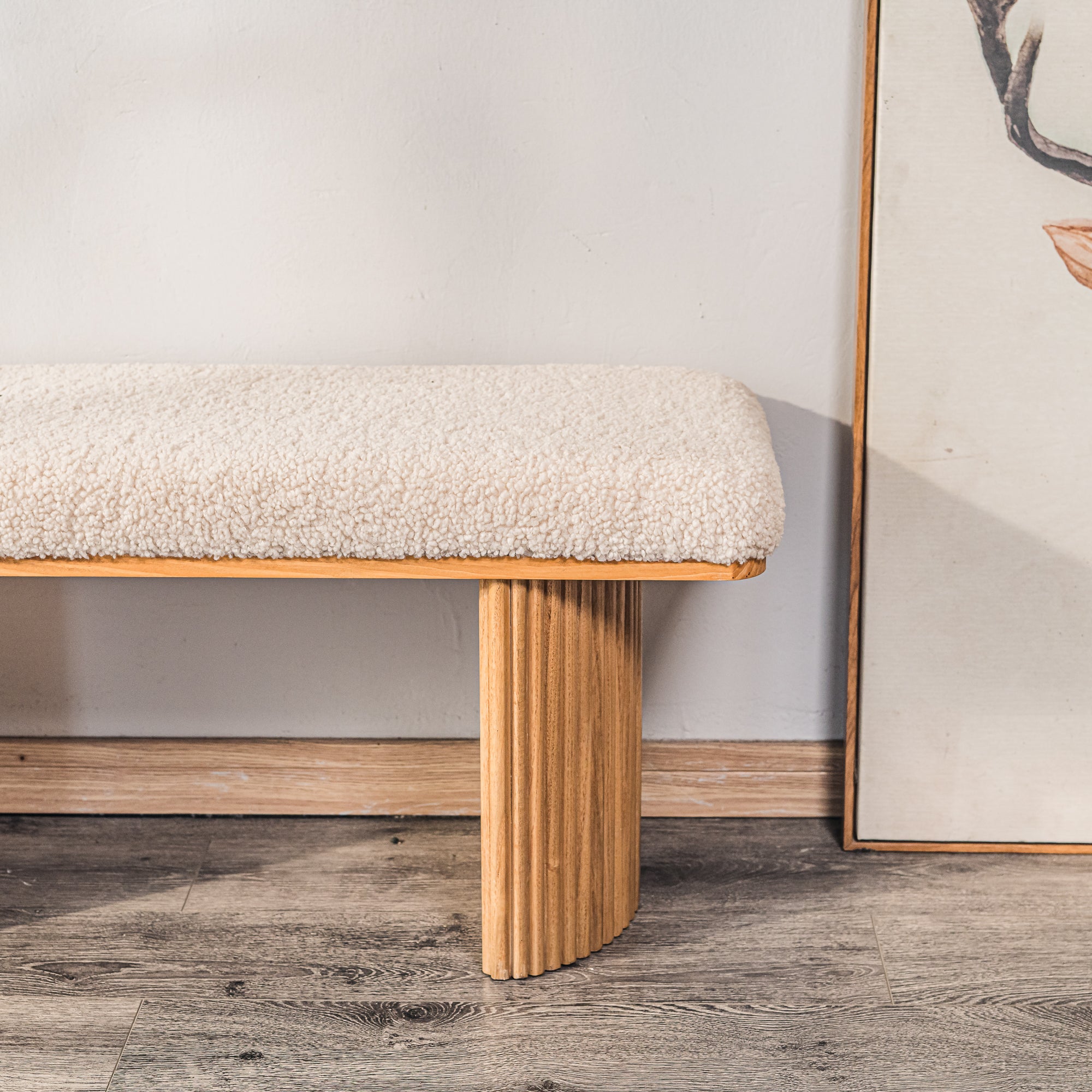 Ławka z litego drewna i białymi pętelkami