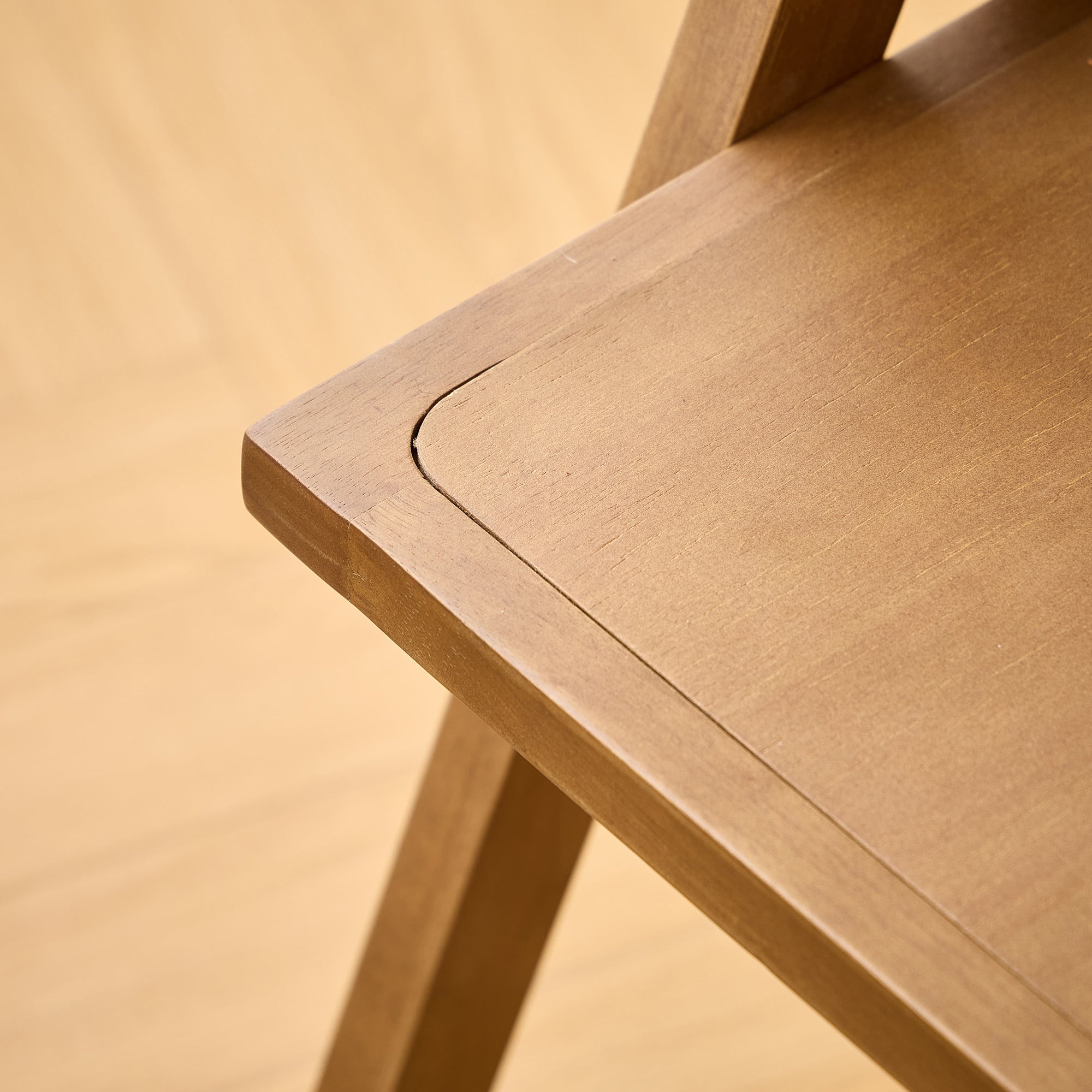 MADEIRA – Fotel stołowy z ciemnego litego drewna i wikliny