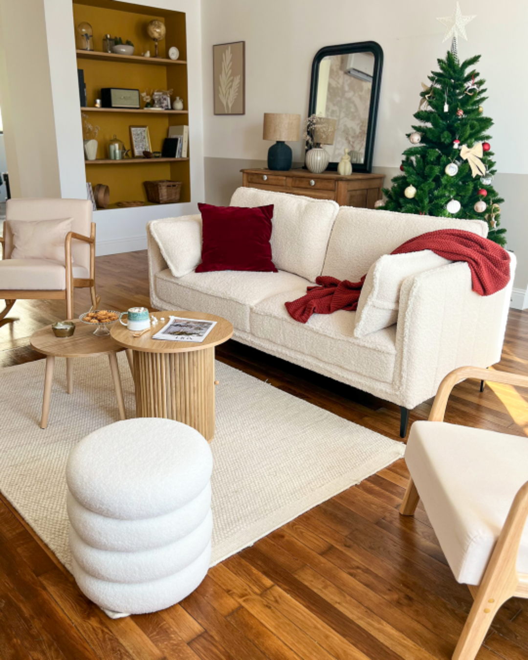 FLOKKE – Pufa funkcją przechowywania, pokryta białymi pętelkami, w stylu skandynawskim