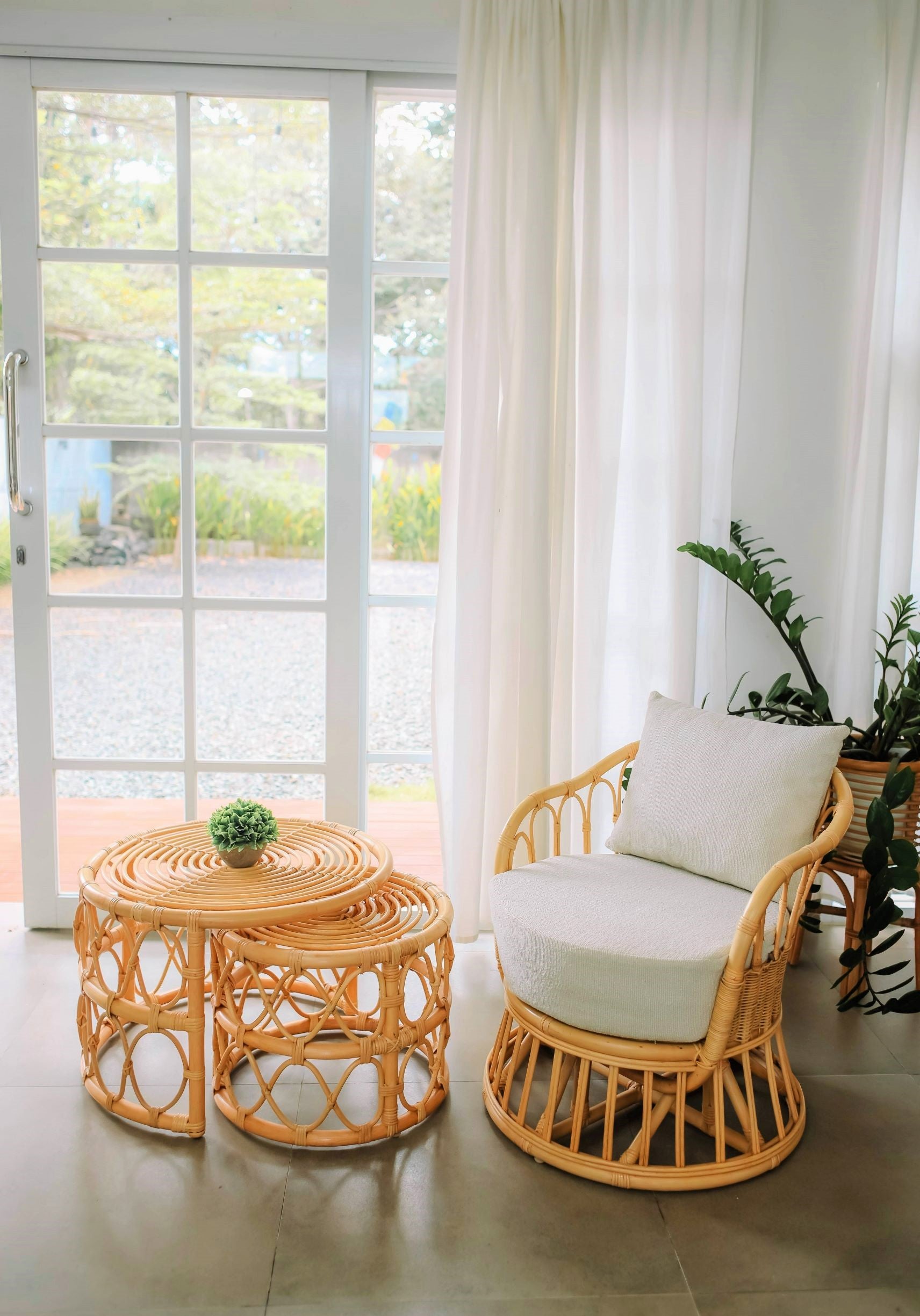 PALOPO – Fotel z naturalnego rattanu i beżowej tkaniny