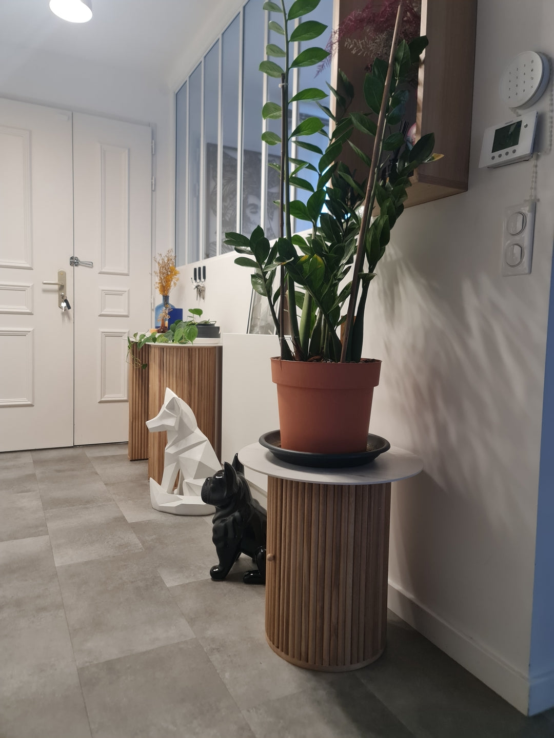 TRINIDAD – stolik pomocniczy z litego drewna z efektem marmuru