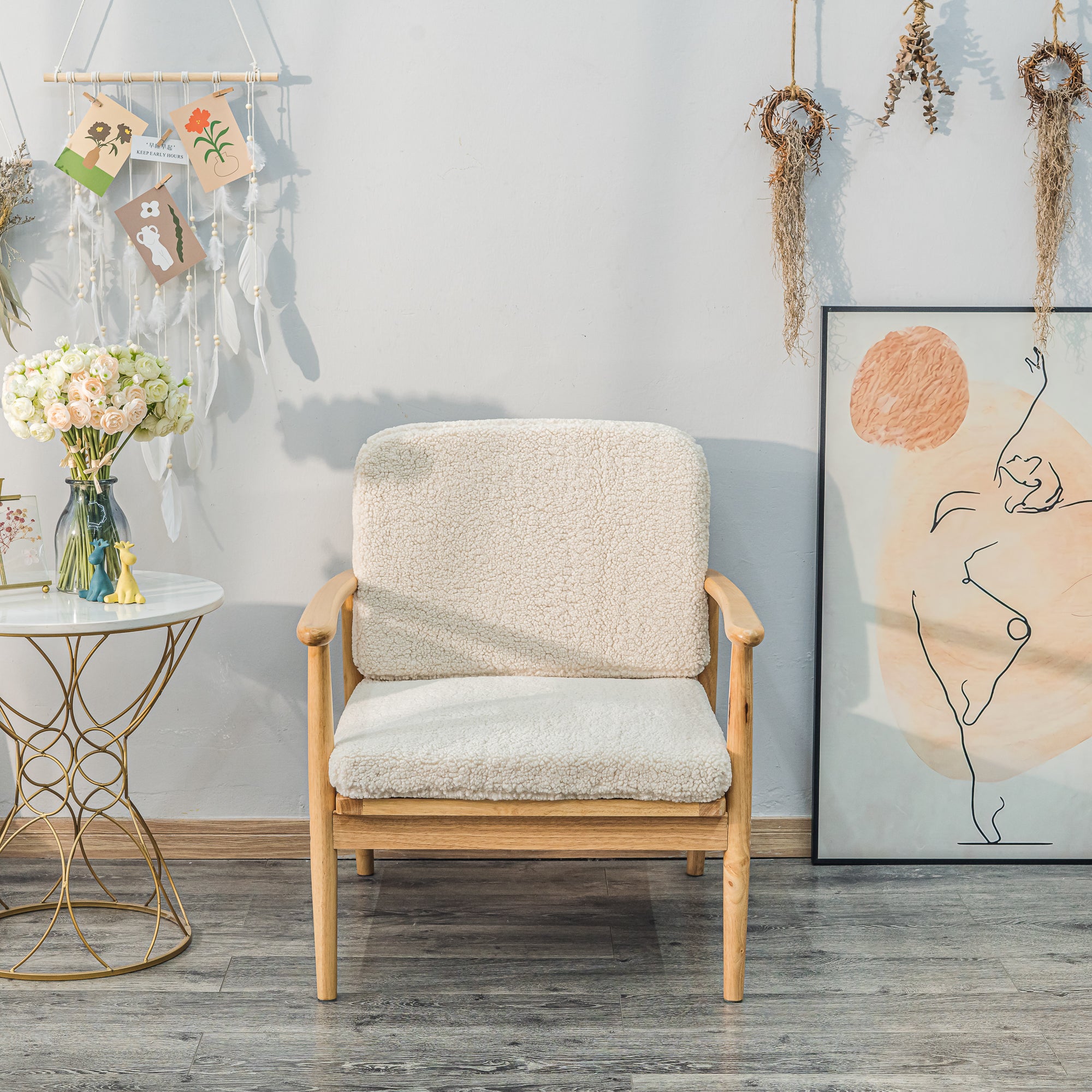 Fotel salonowy z litego drewna i białymi pętelkami