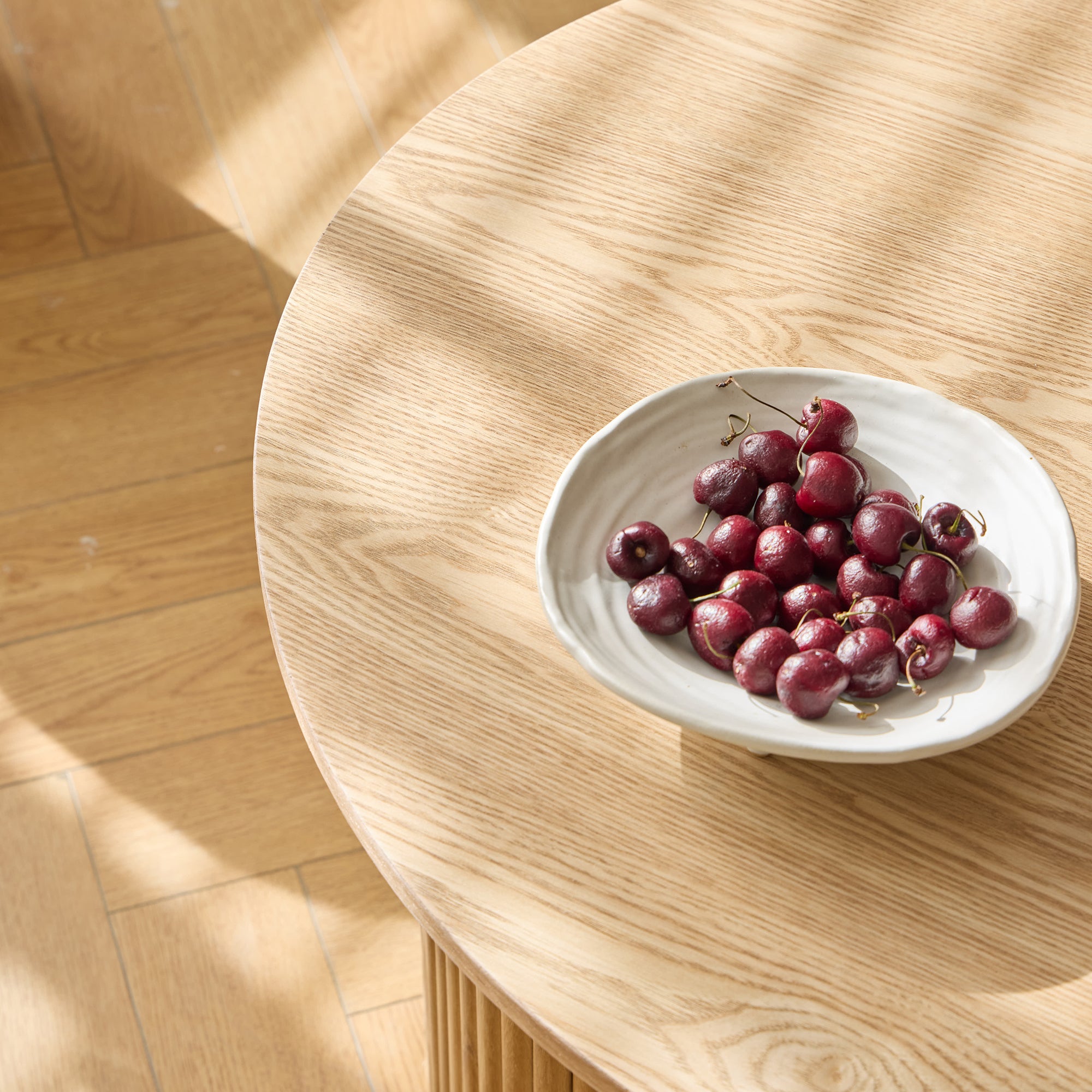 ARVIKA – Zestaw składający się z drewnianego stolika kawowego i 2 puf w białym kolorze z pętelkami