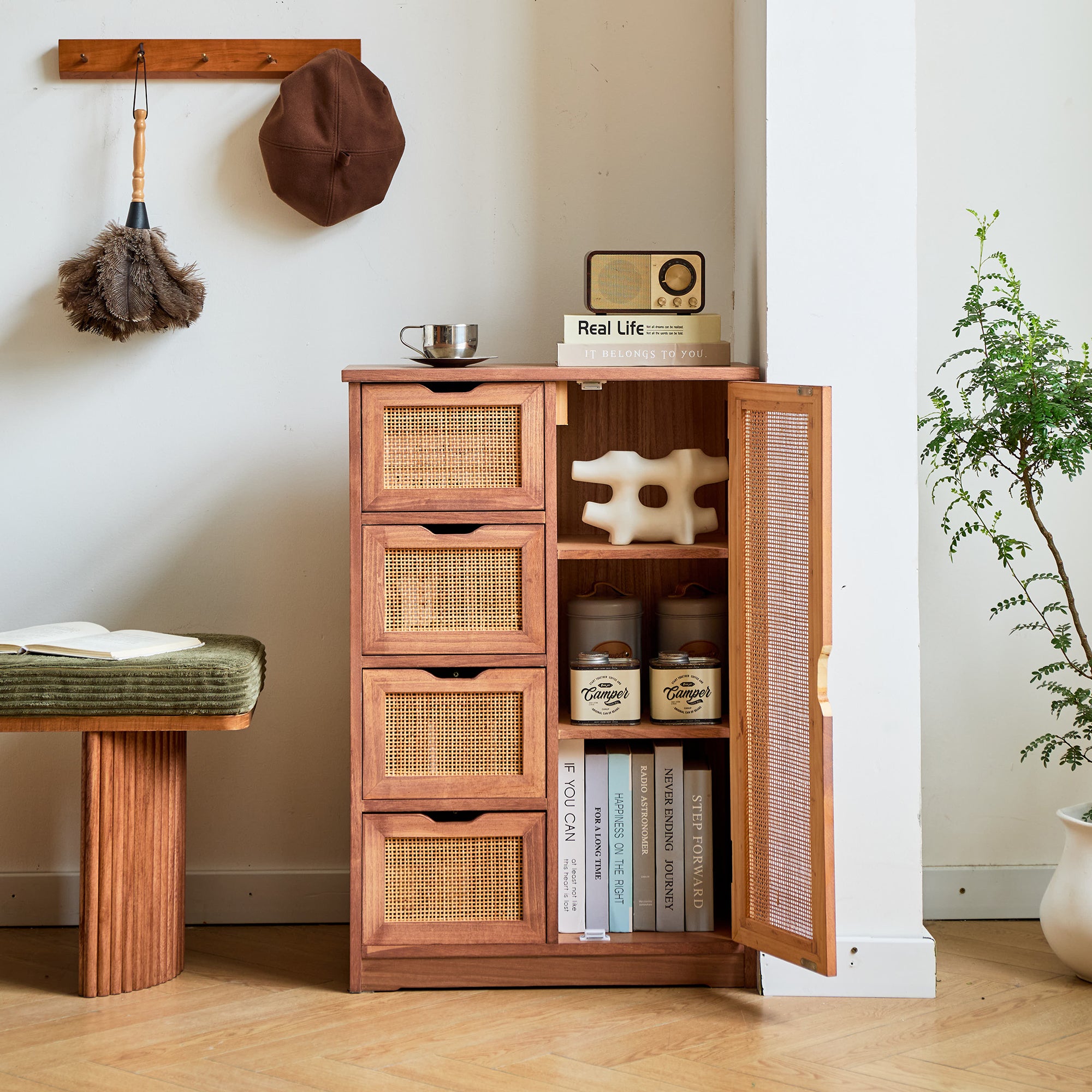 KIEL – Komoda z drewna orzechowego i rattanu