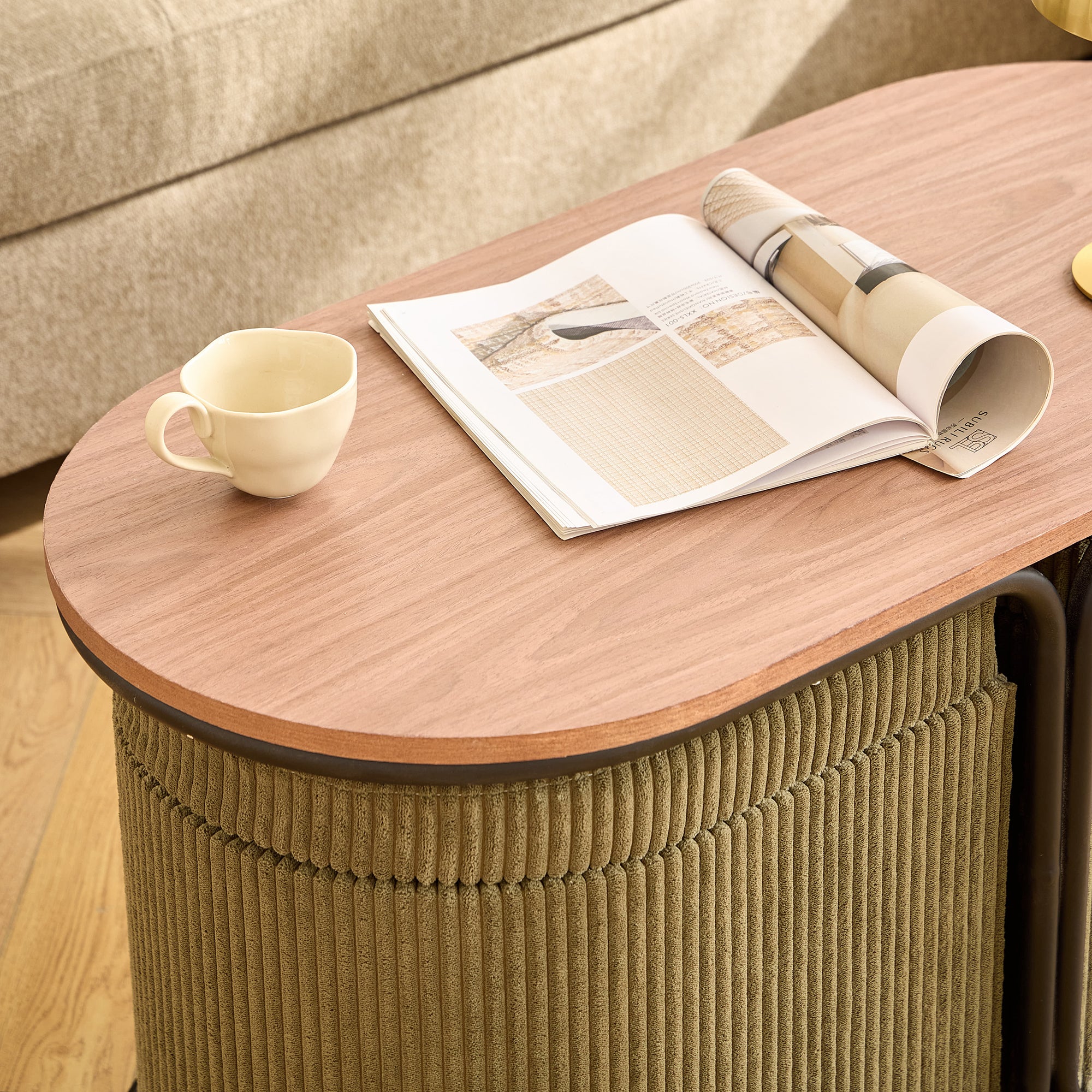 SENJA – Zestaw składający się z drewnianego stolika kawowego i 2 pufów z zielonego sztruksu