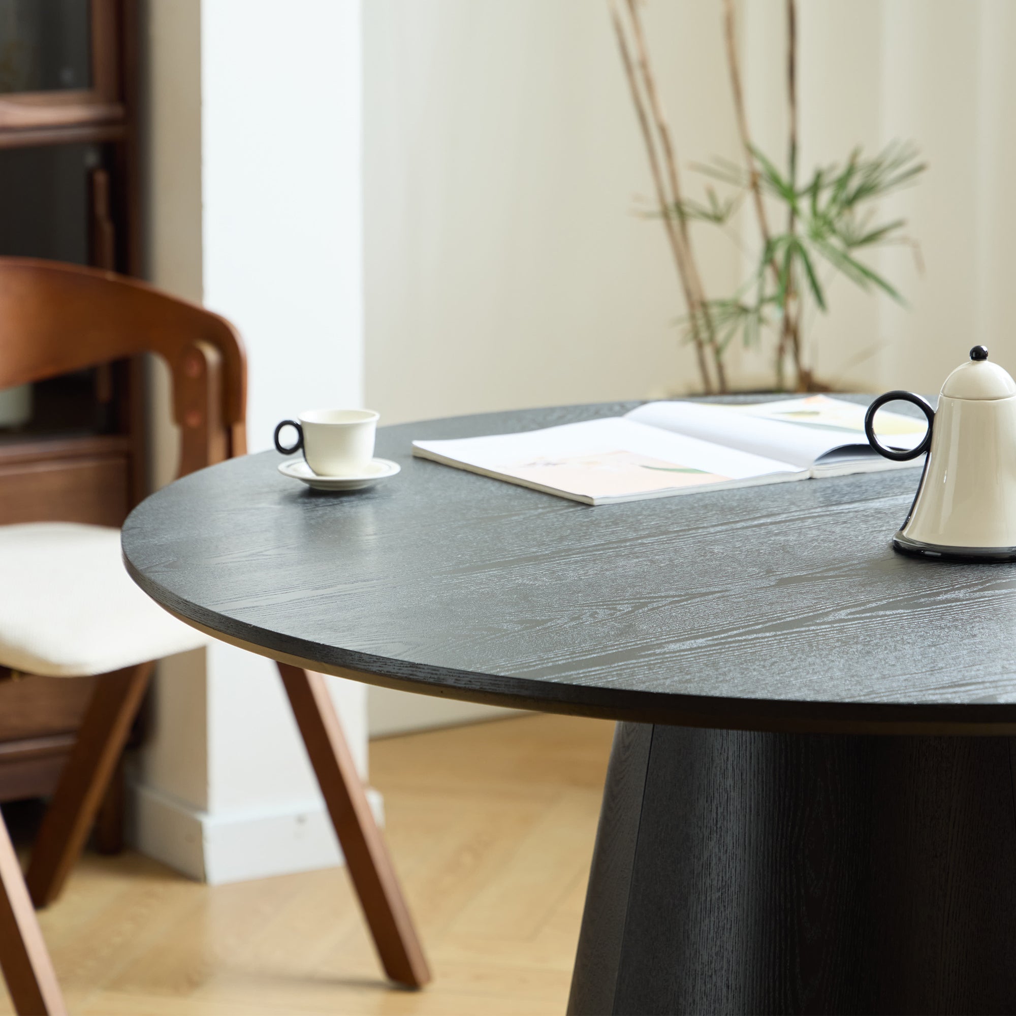 CALI – Okrągły stół do jadalni dla 6 osób, wykonany z czarnego drewna