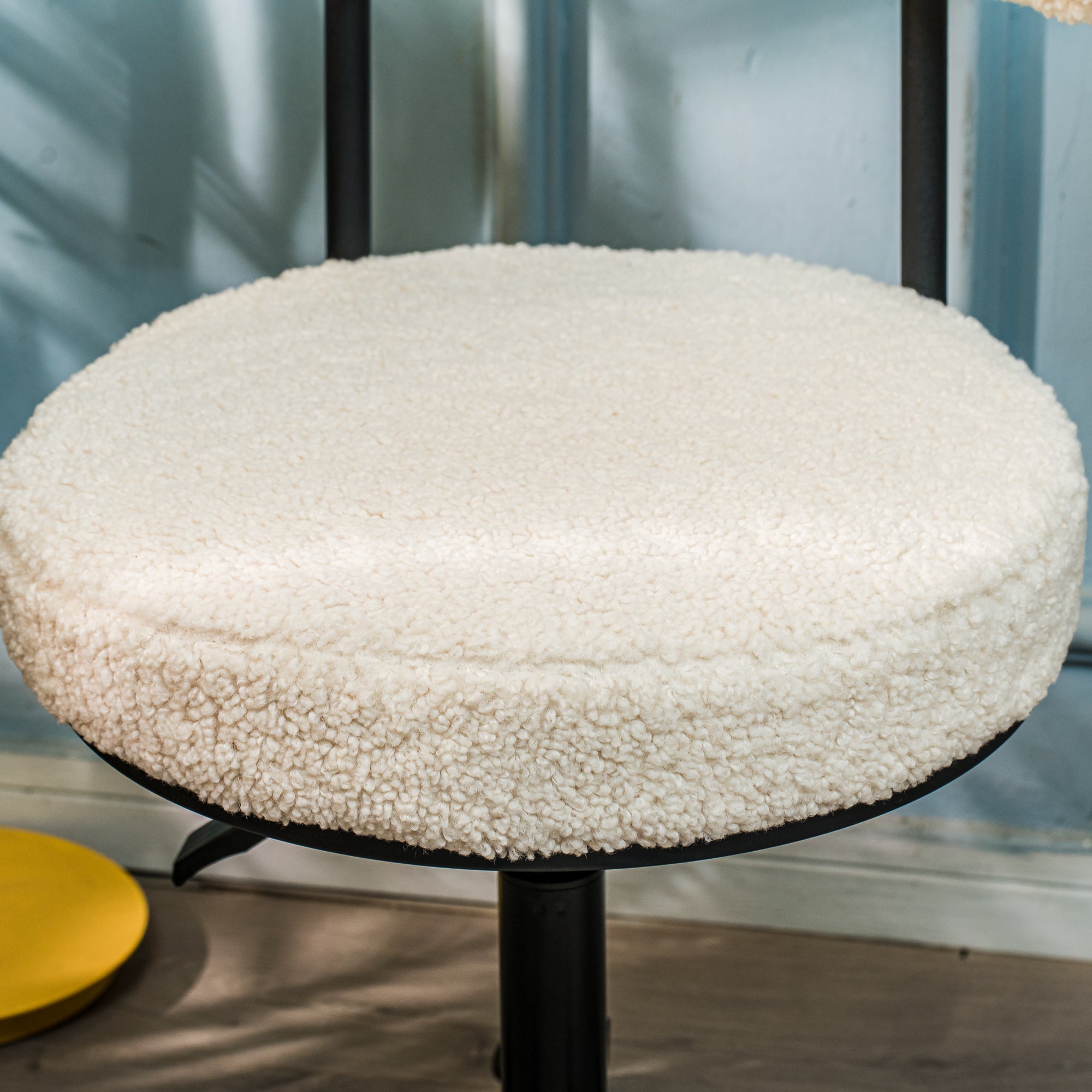 Regulowane krzesło biurowe z białymi pętelkami