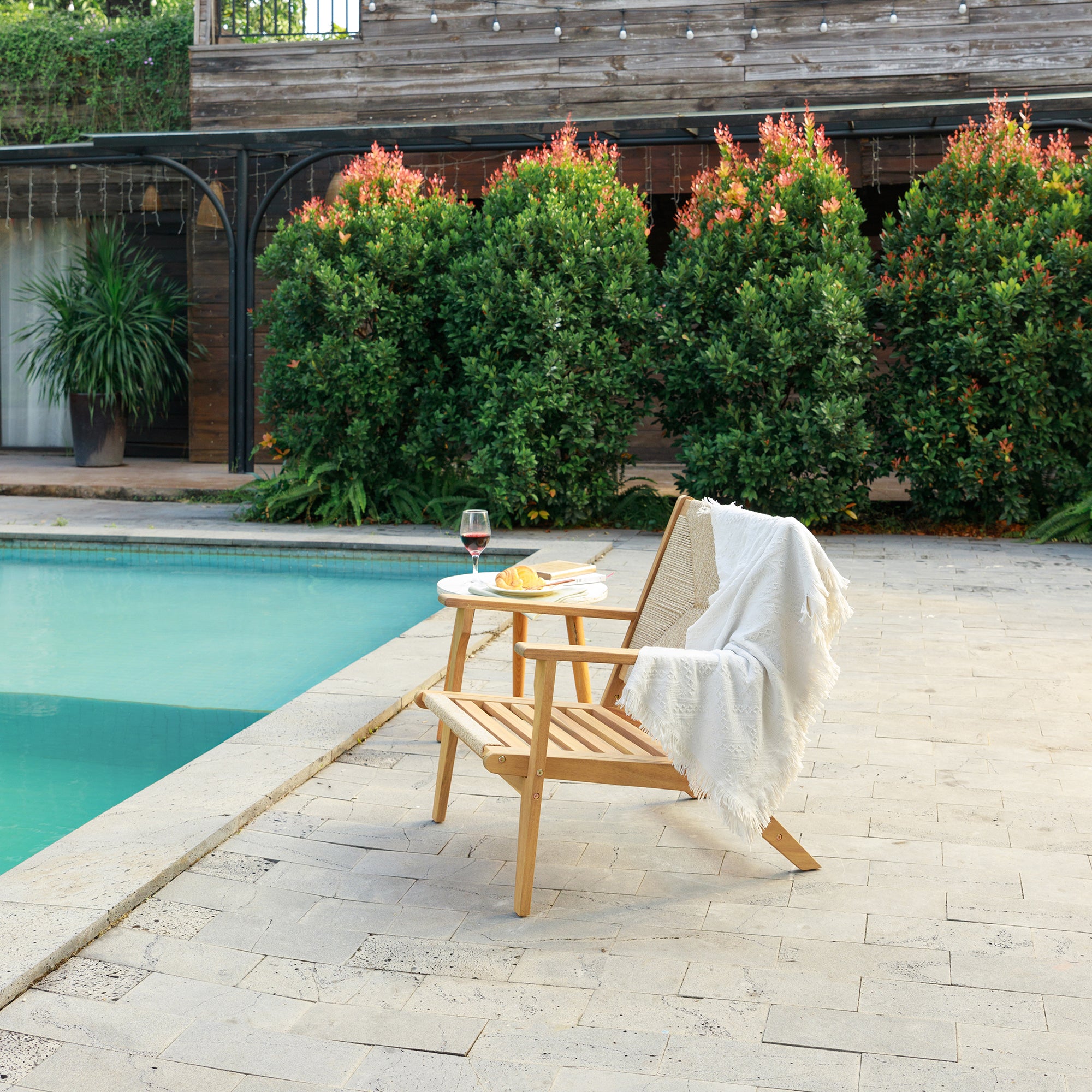 VALDIVIA – Fotel do wnętrz i na zewnątrz, wykonany z litego drewna akacjowego i liny