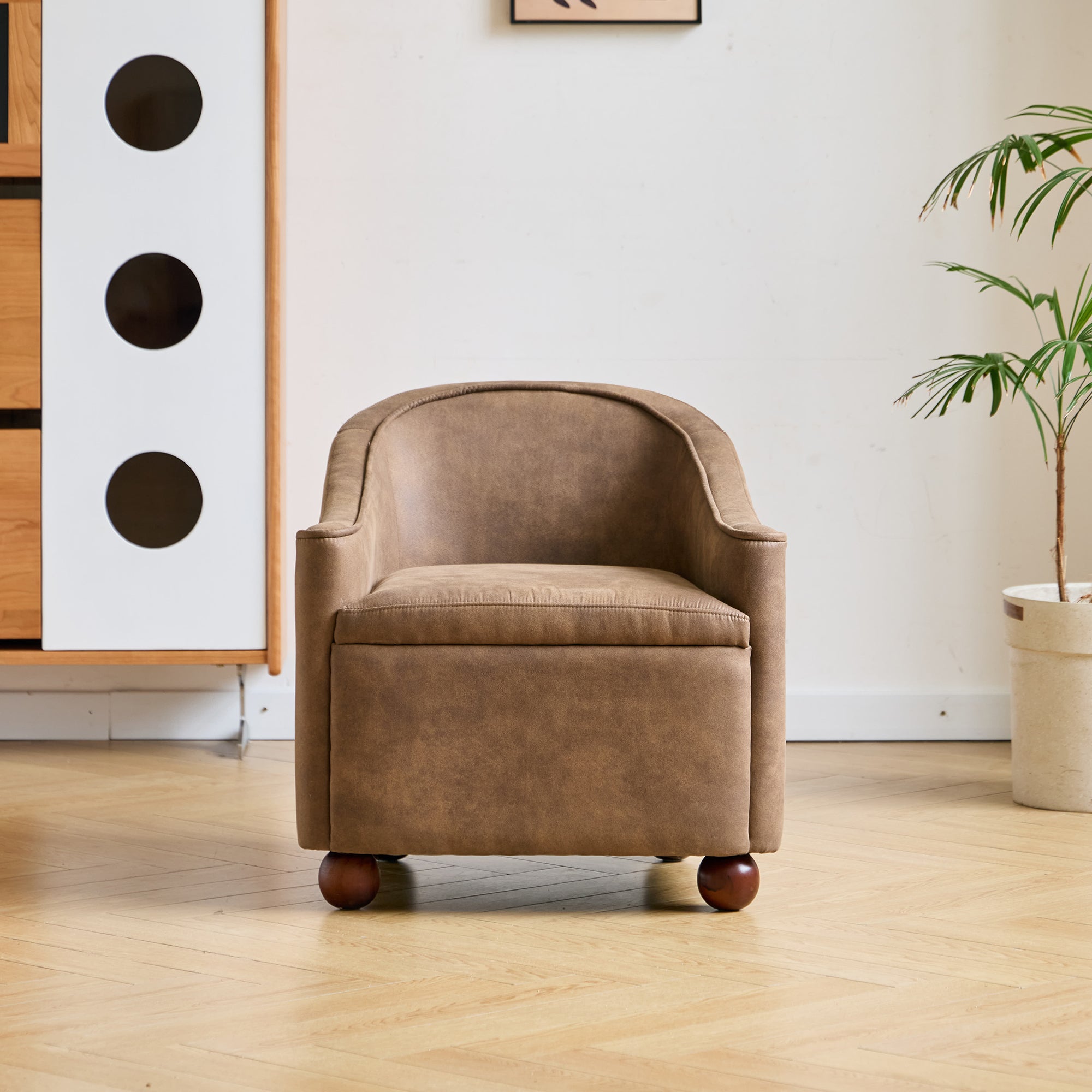 IVALO – fotel salonowy z litego drewna i brązowej zamszowej tkaniny