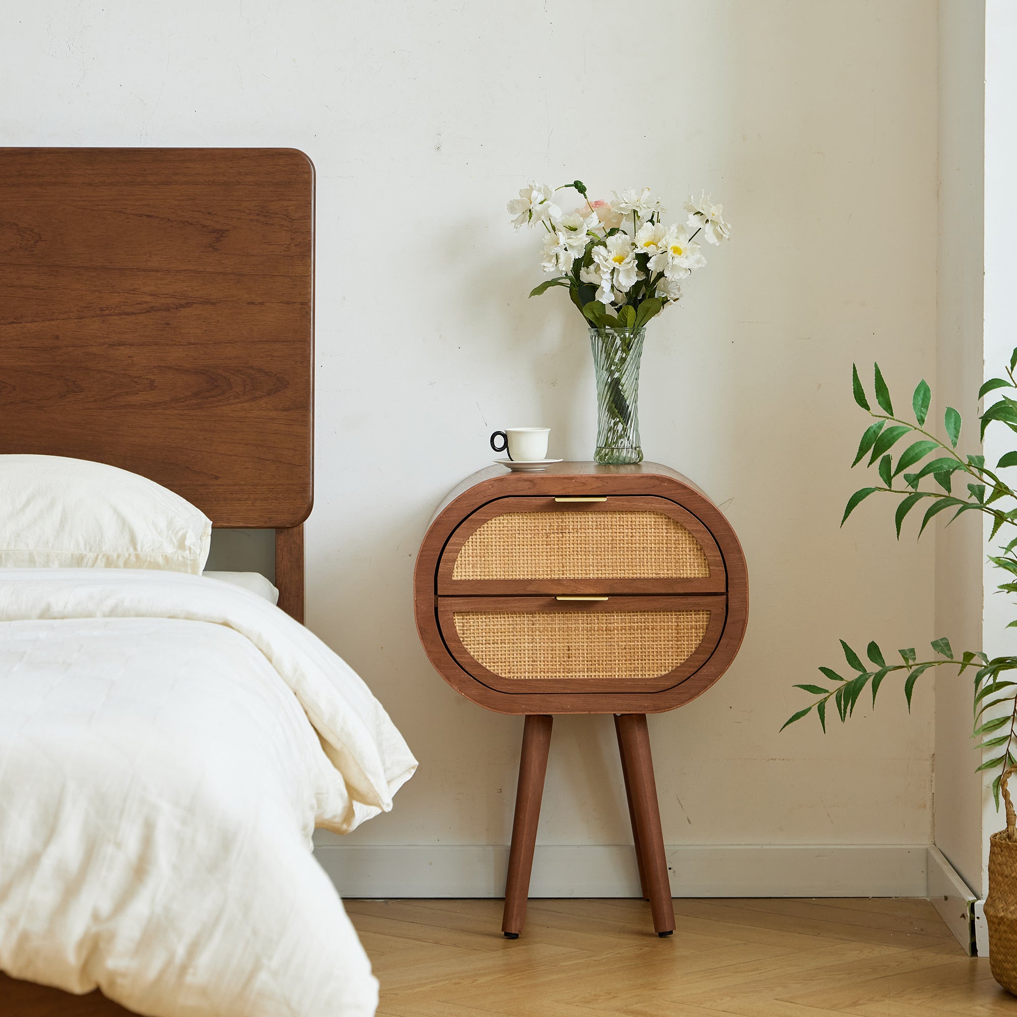 MALIRON - Szafka nocna z 2 szufladami z rattanu i drewna orzechowego