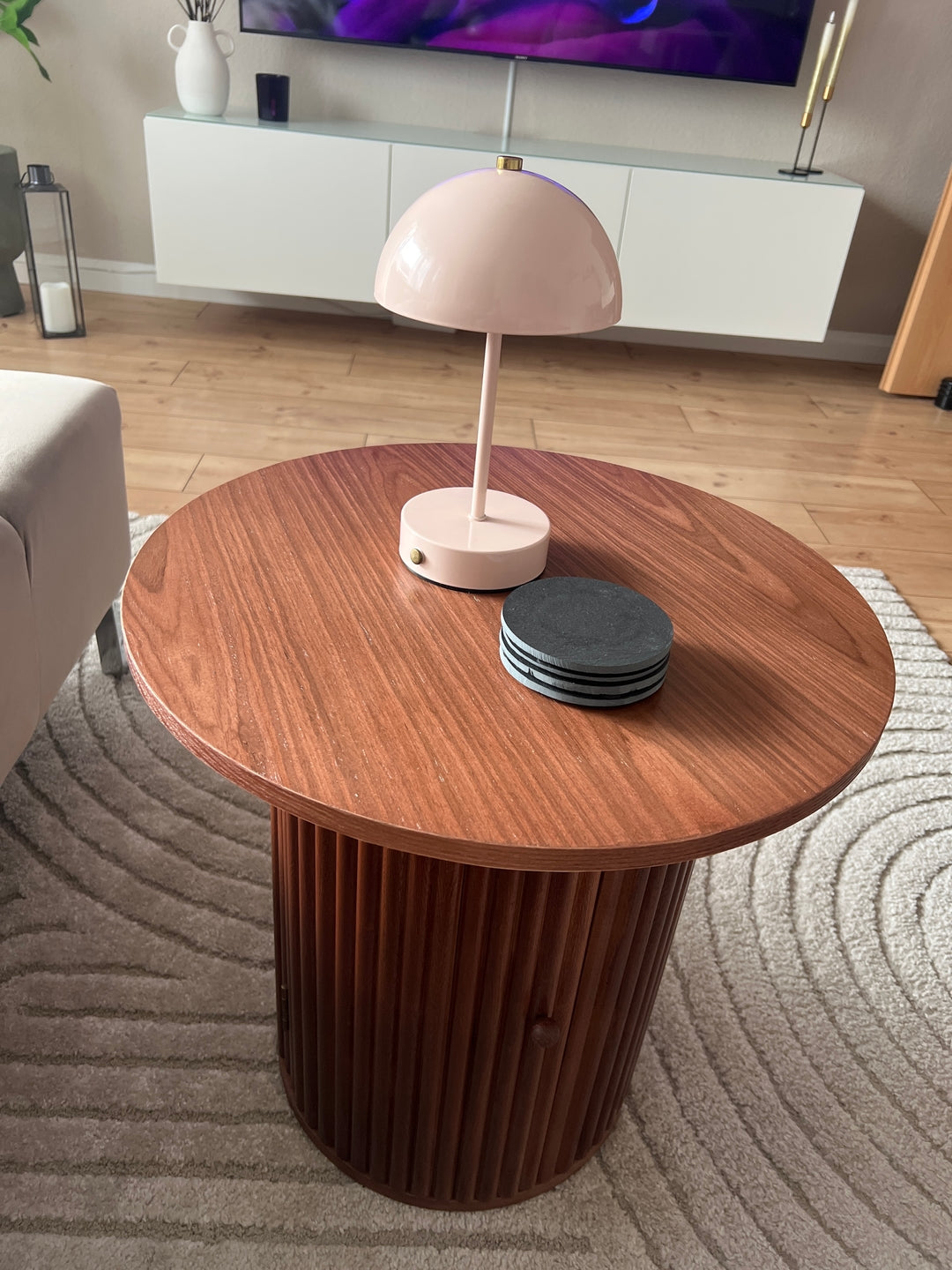 TRINIDAD – stolik pomocniczy z litego drewna w wykończeniu orzechowym