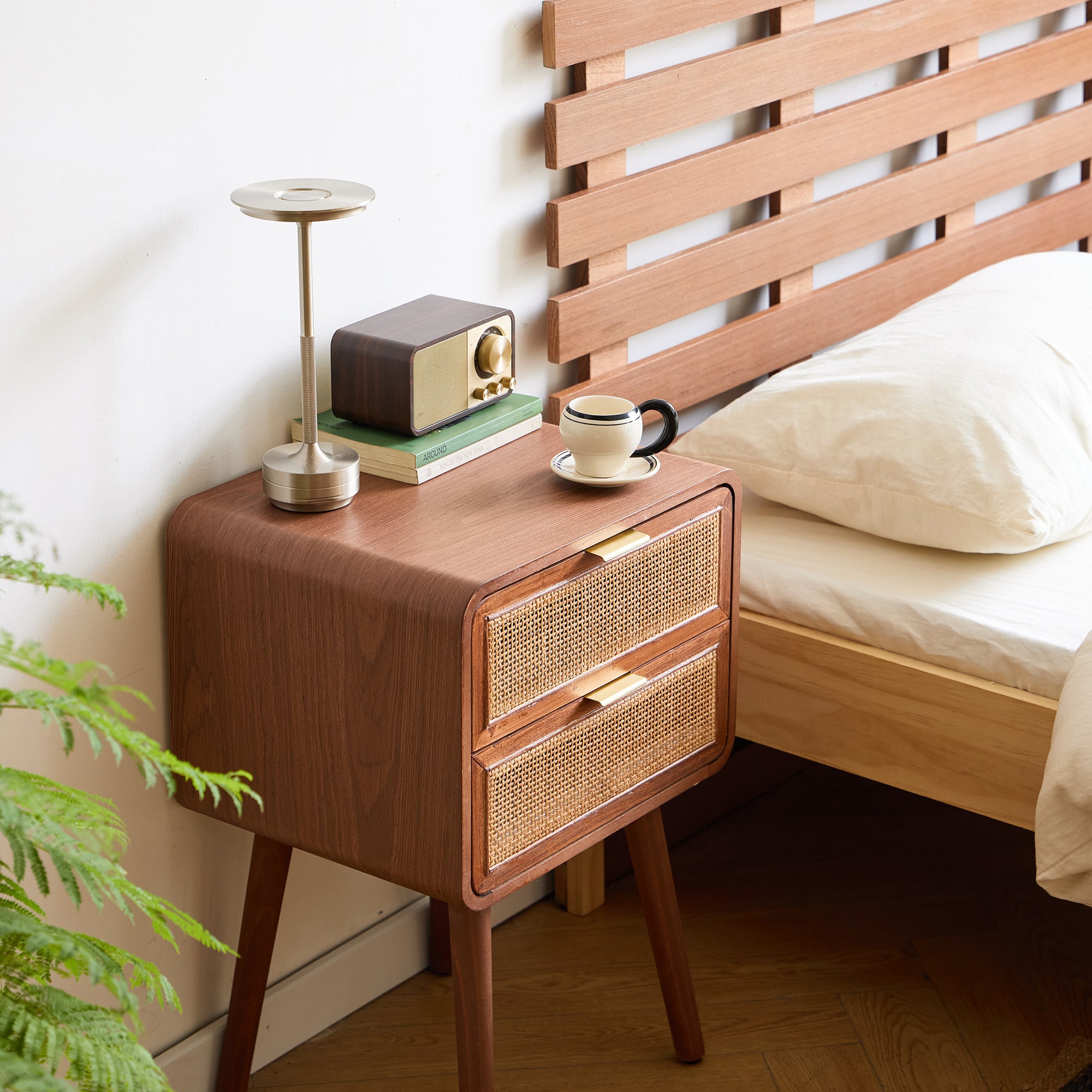 MALI - Szafka nocna z 2 szufladami z rattanu i drewna orzechowego