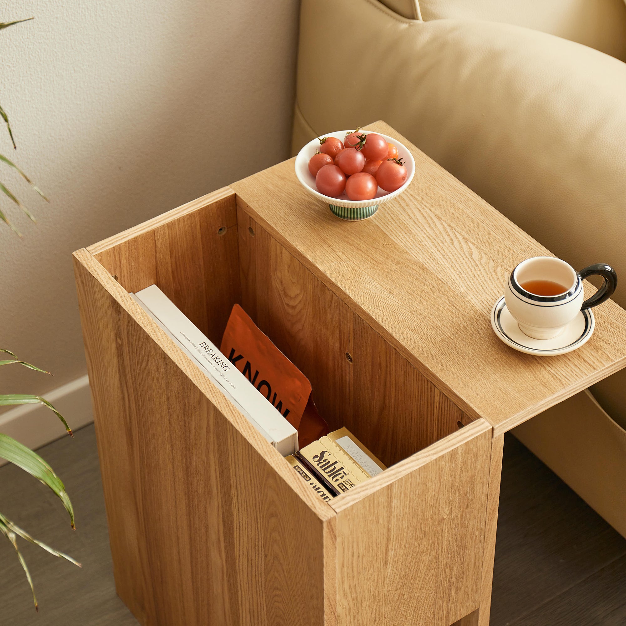 KARLSTAD – stolik pomocniczy do kanapy z drewnianym schowkiem