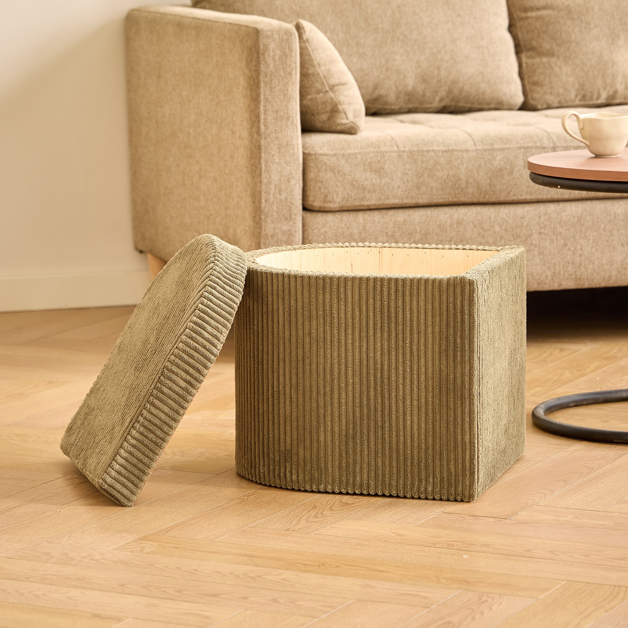 SENJA – Zestaw składający się z drewnianego stolika kawowego i 2 pufów z zielonego sztruksu