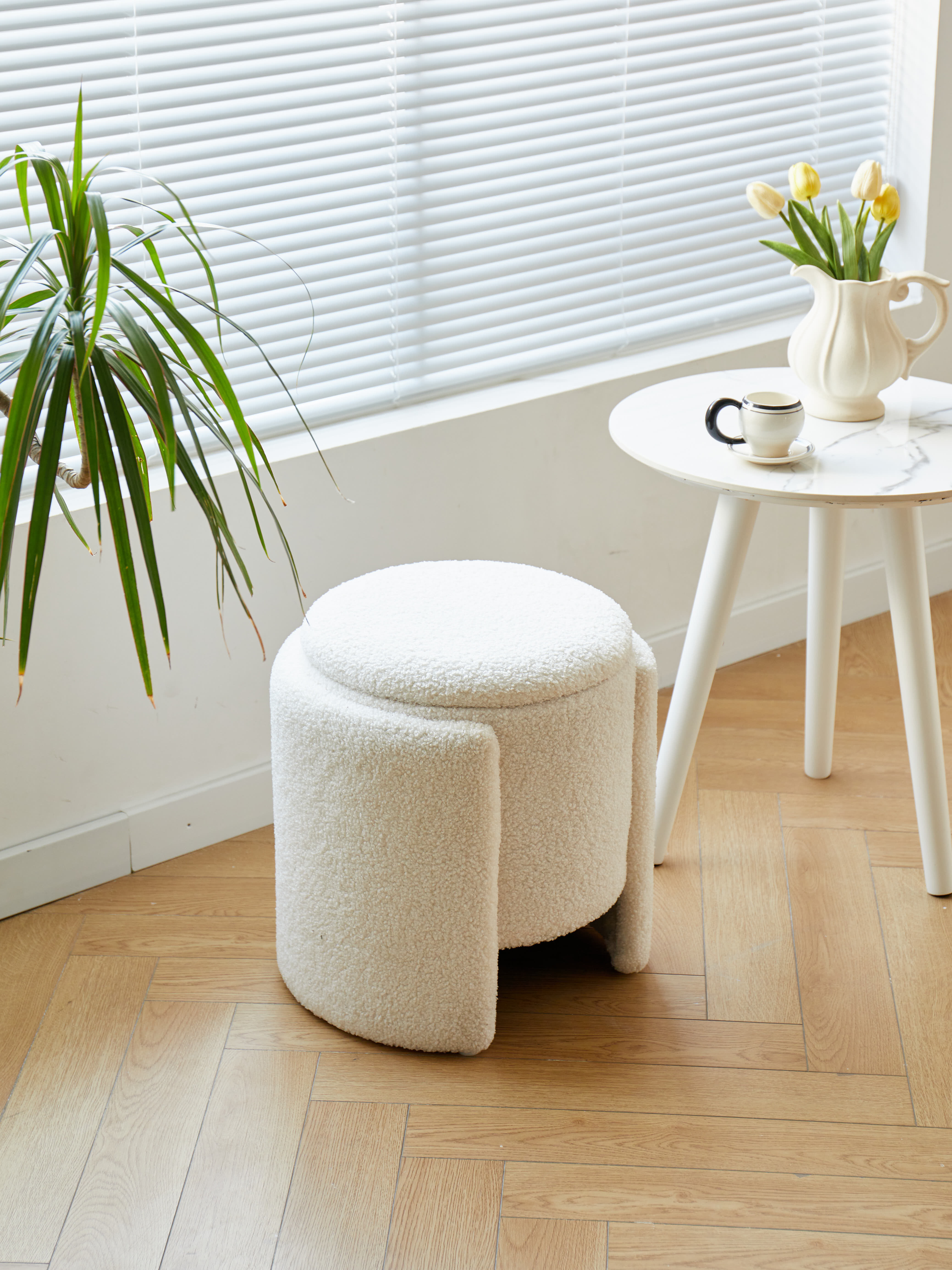 MOSS – Pufa w stylu skandynawskim z białymi pętelkami