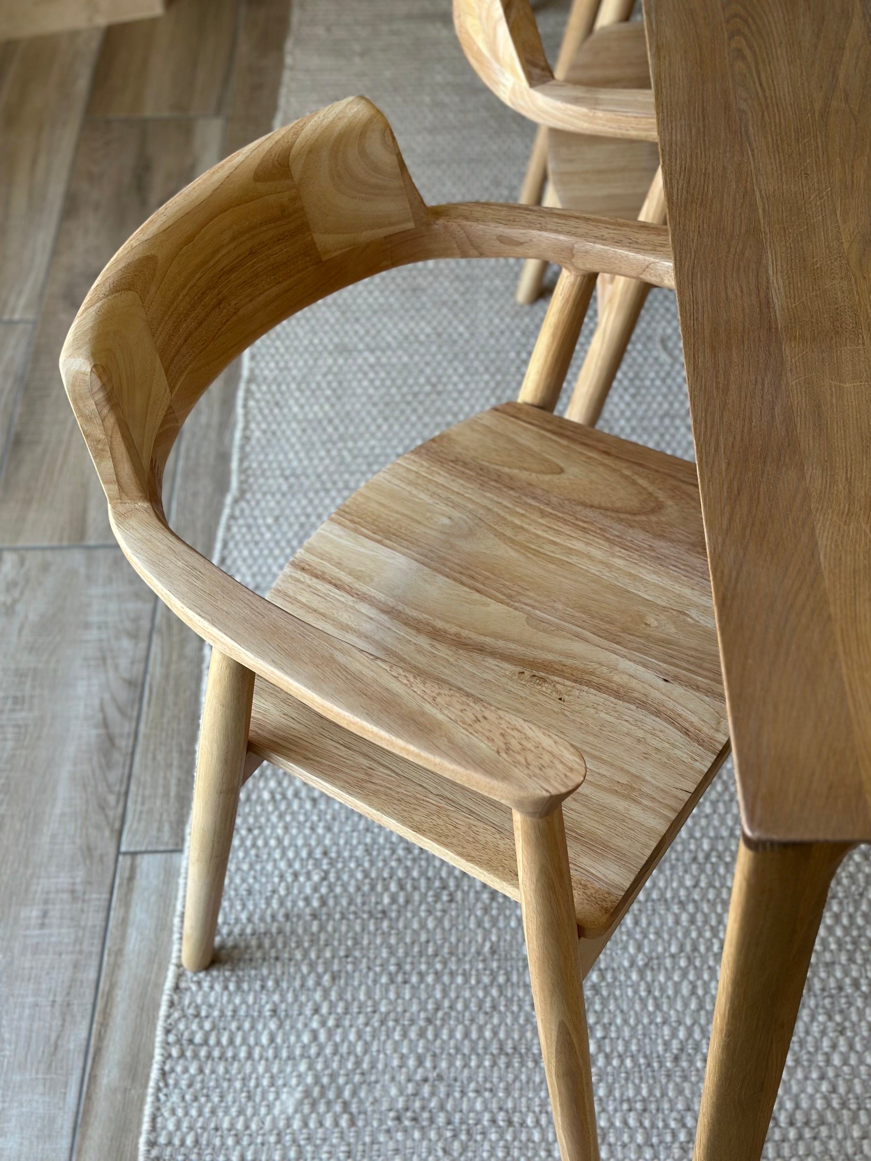 Zestaw 2 krzeseł z litego drewna z podłokietnikami w kolorze naturalnym