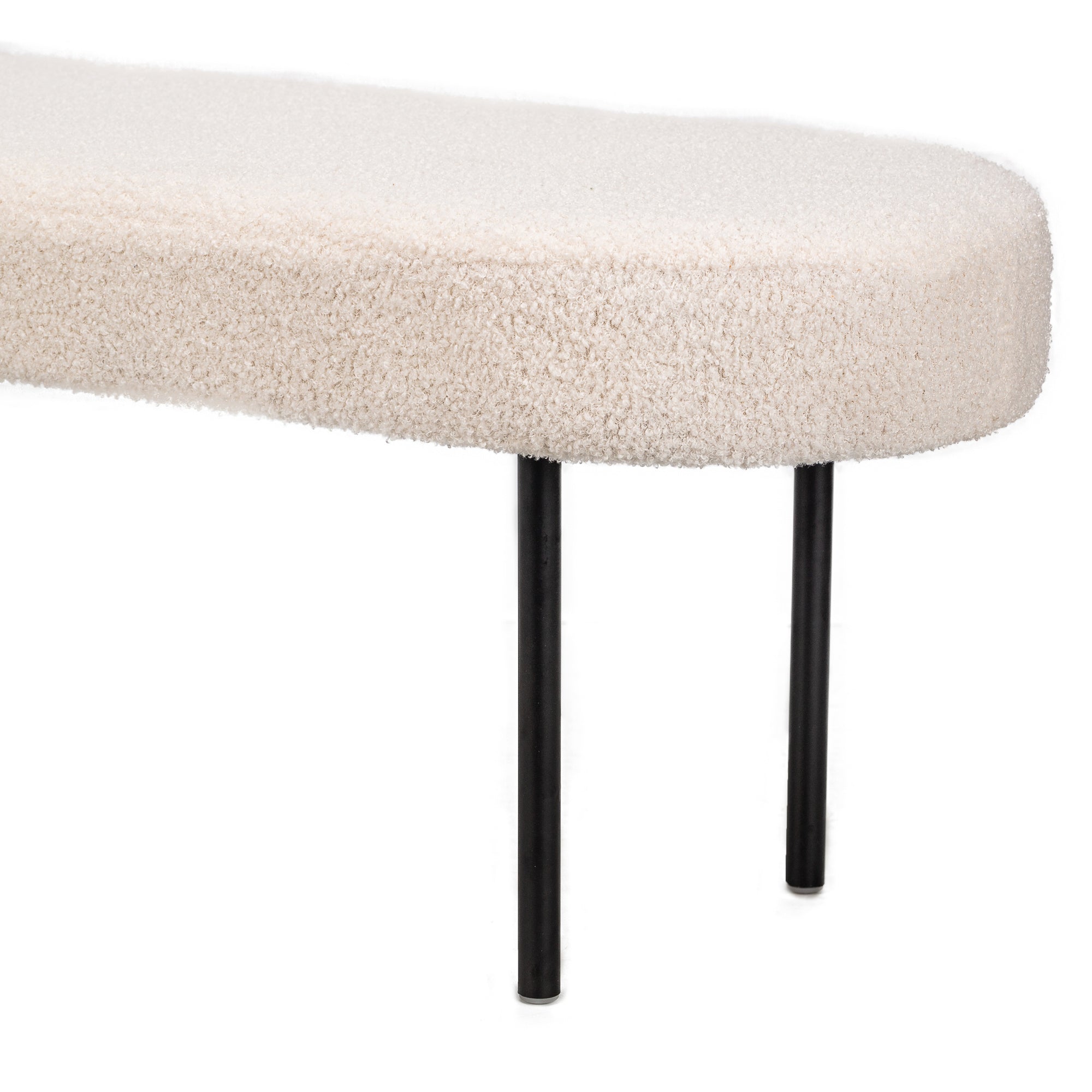 Metalowa ławka i białe pętelki