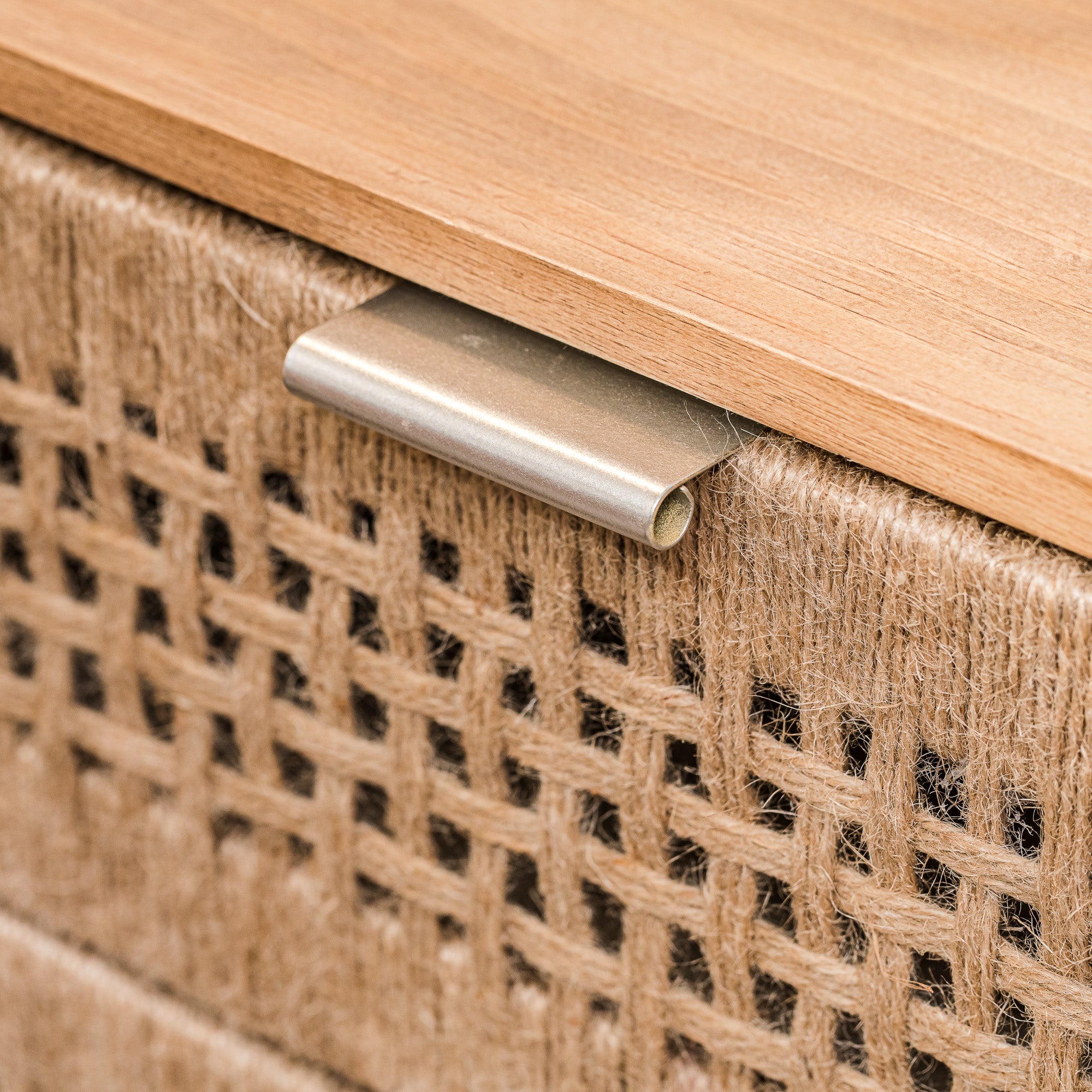 Komoda z 3 szufladami, wykonana z drewna i naturalnego sznurka