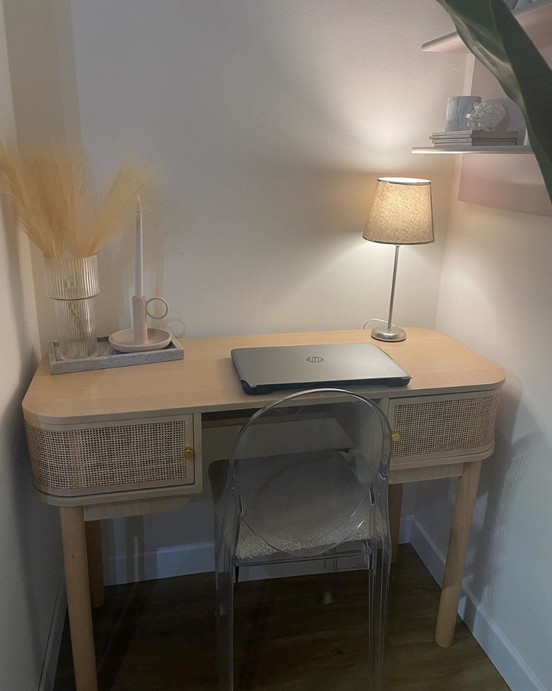 Biurko z 2 drzwiami, wykonane z drewna i rattanu