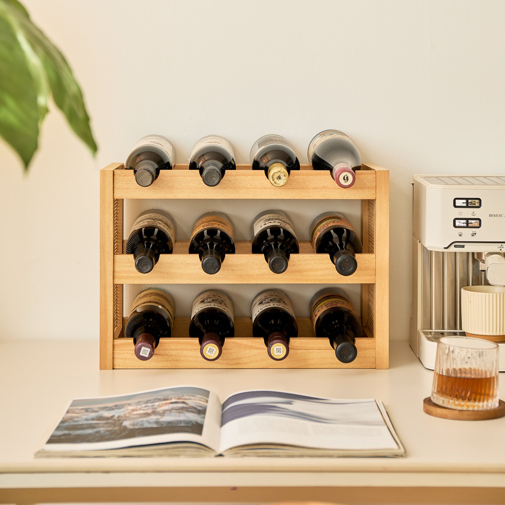 VISBY – Drewniany i rattanowy stojak na butelki